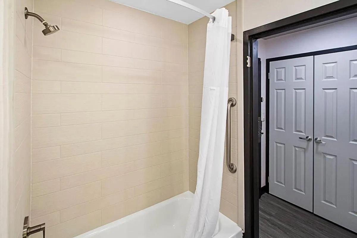 Queen Room with Two Queen Beds - Non-Smoking in Wingate by Wyndham Macon I-75