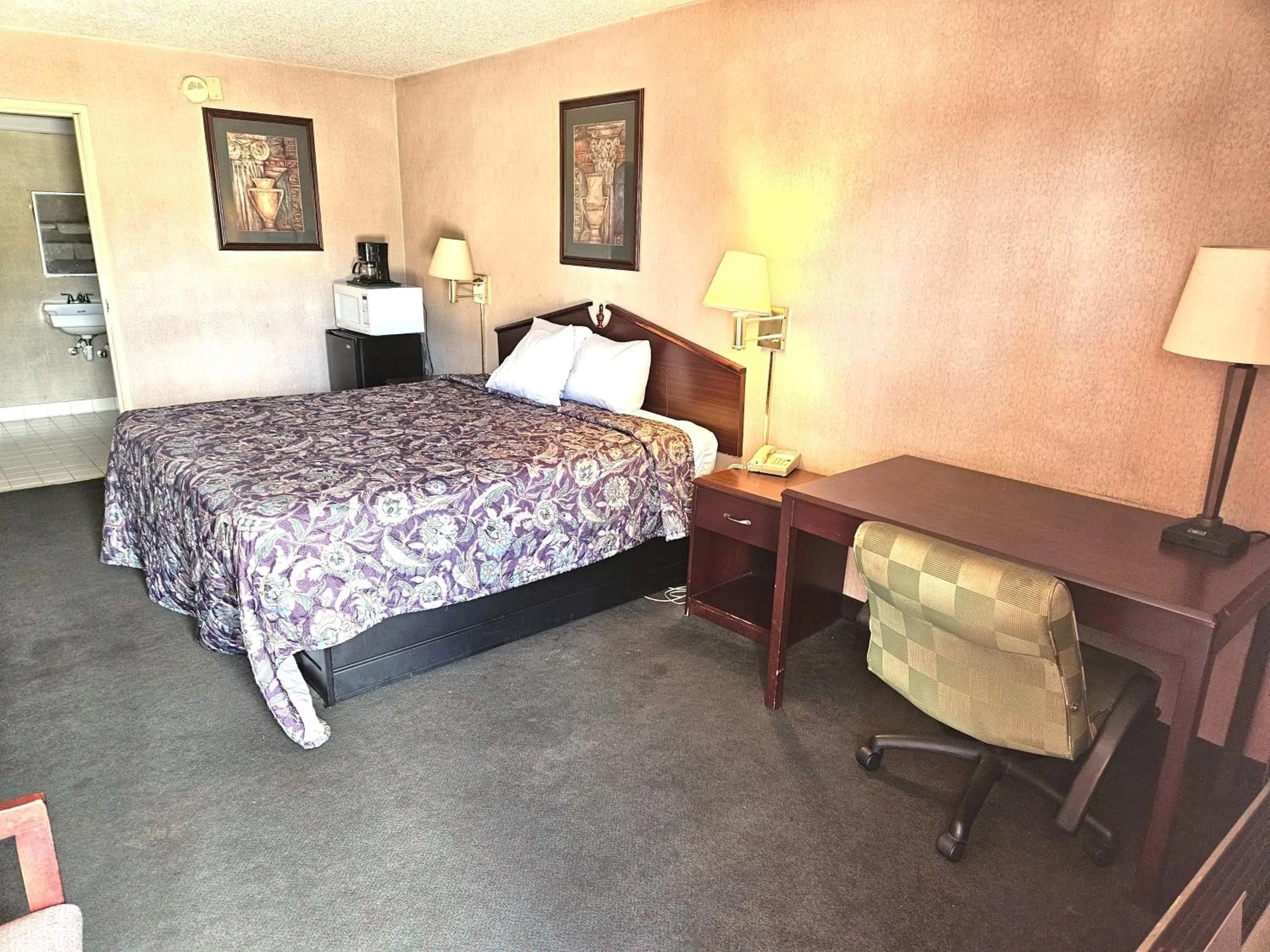 King Room in OYO Hotel East Macon I-75