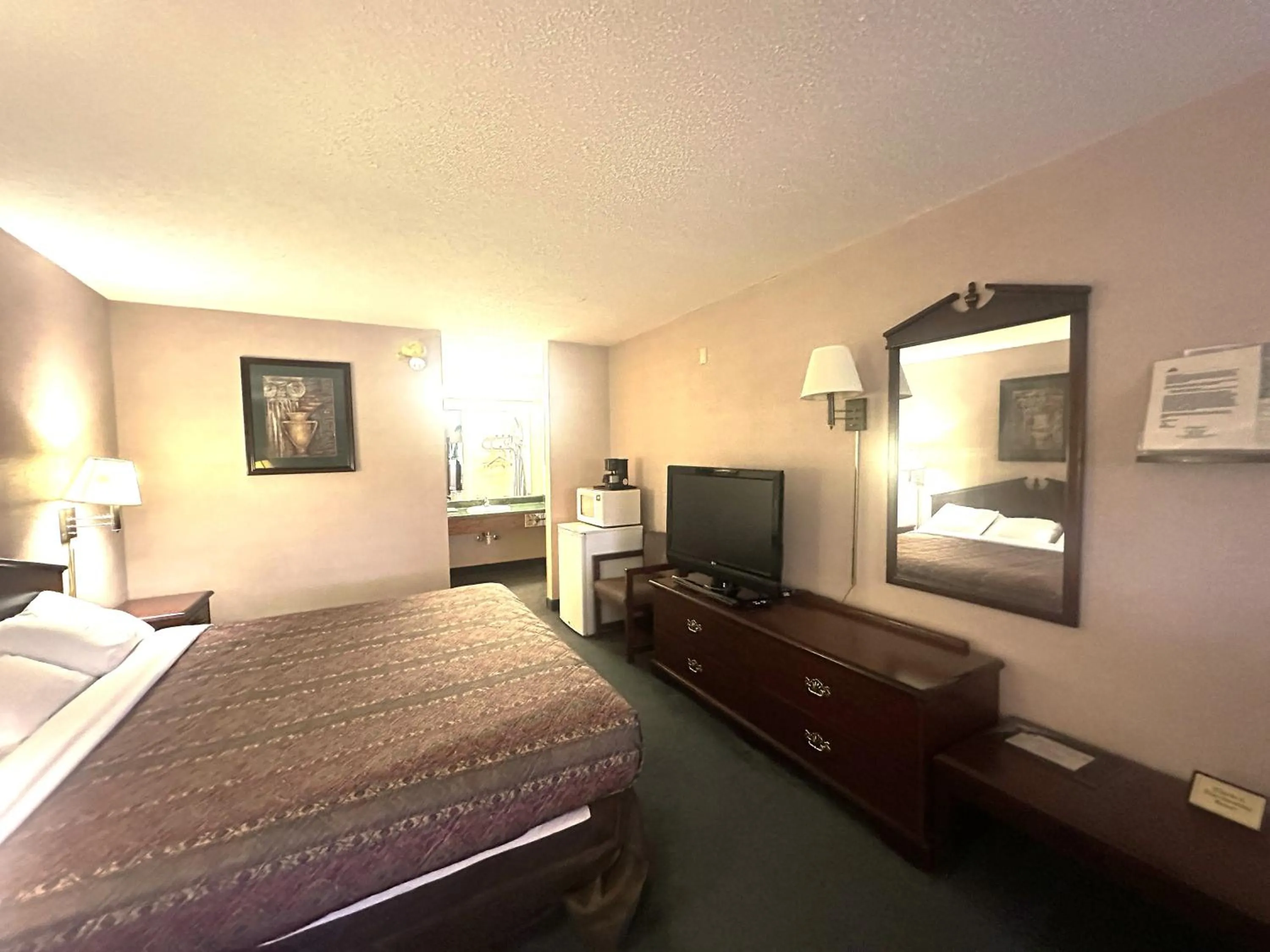 Standard King Room in OYO Hotel East Macon I-75