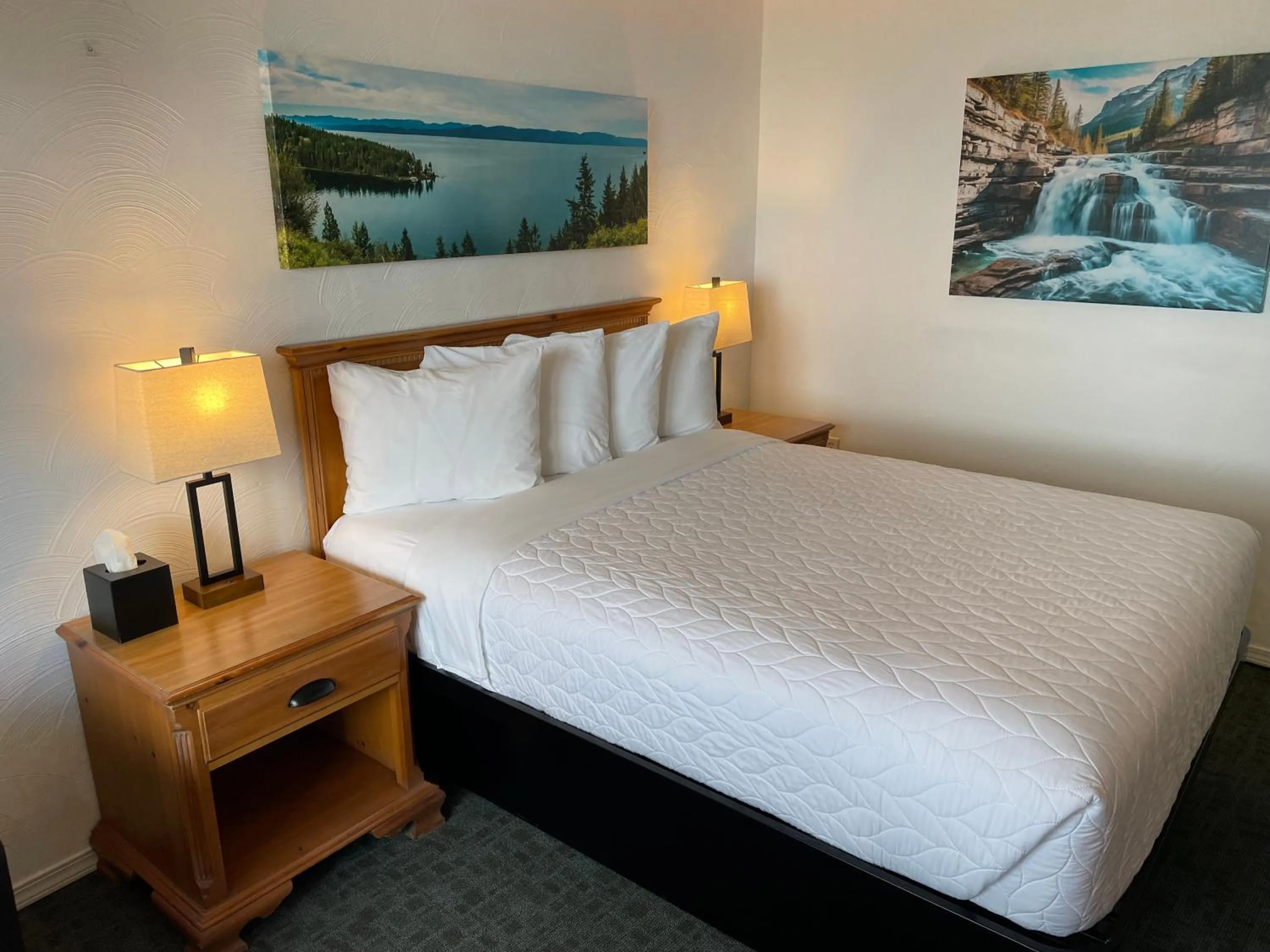Queen Room with Lake View in Americas Best Value Inn Polson