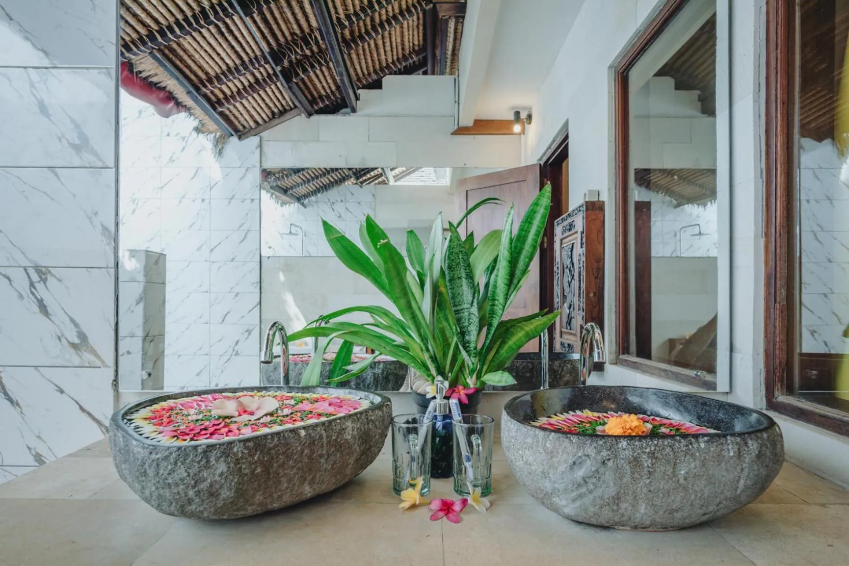 Suite with Sea View in Frangipani Beach Hotel