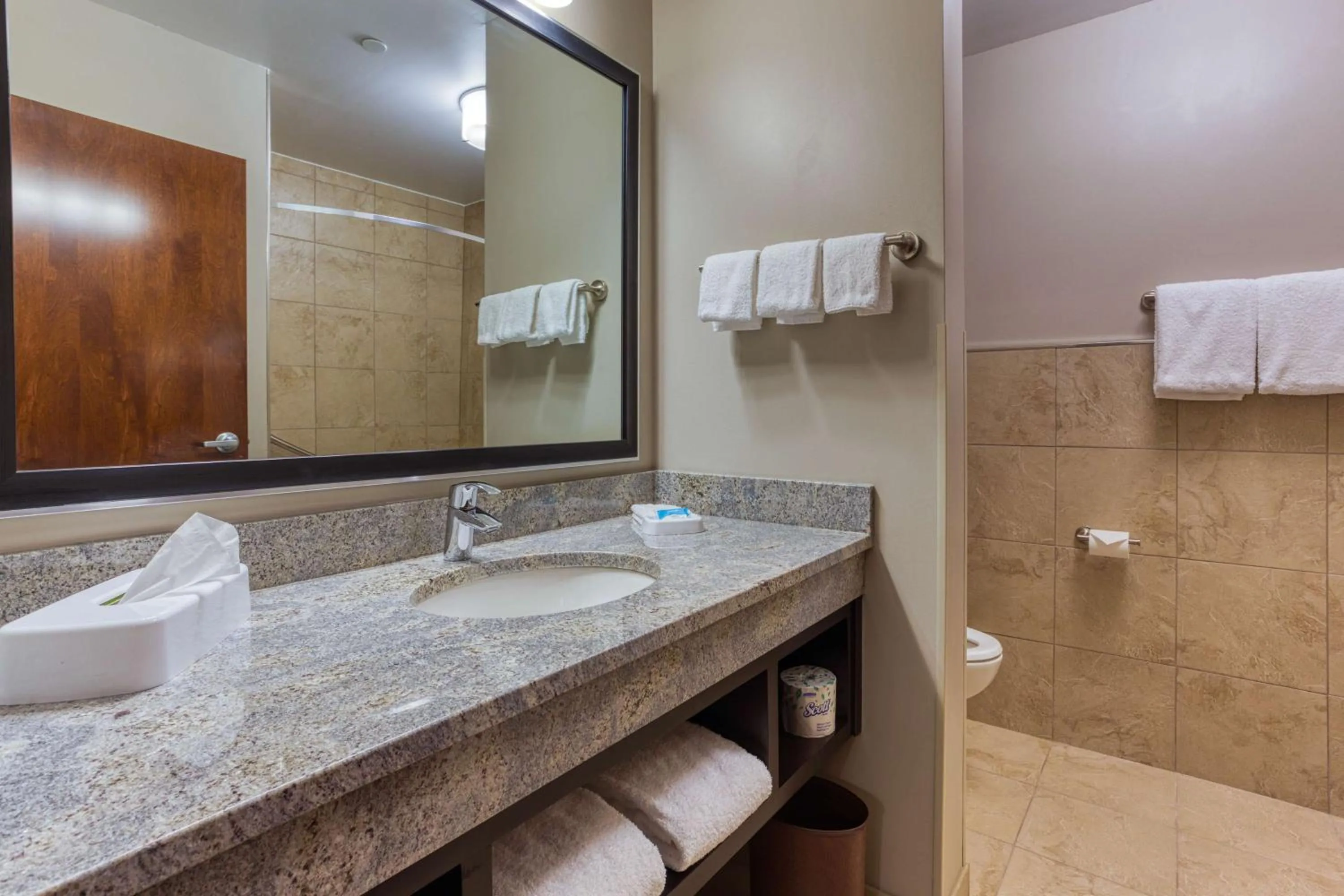 Deluxe Queen Room with Two Queen Beds in Drury Inn & Suites Cincinnati Northeast Mason