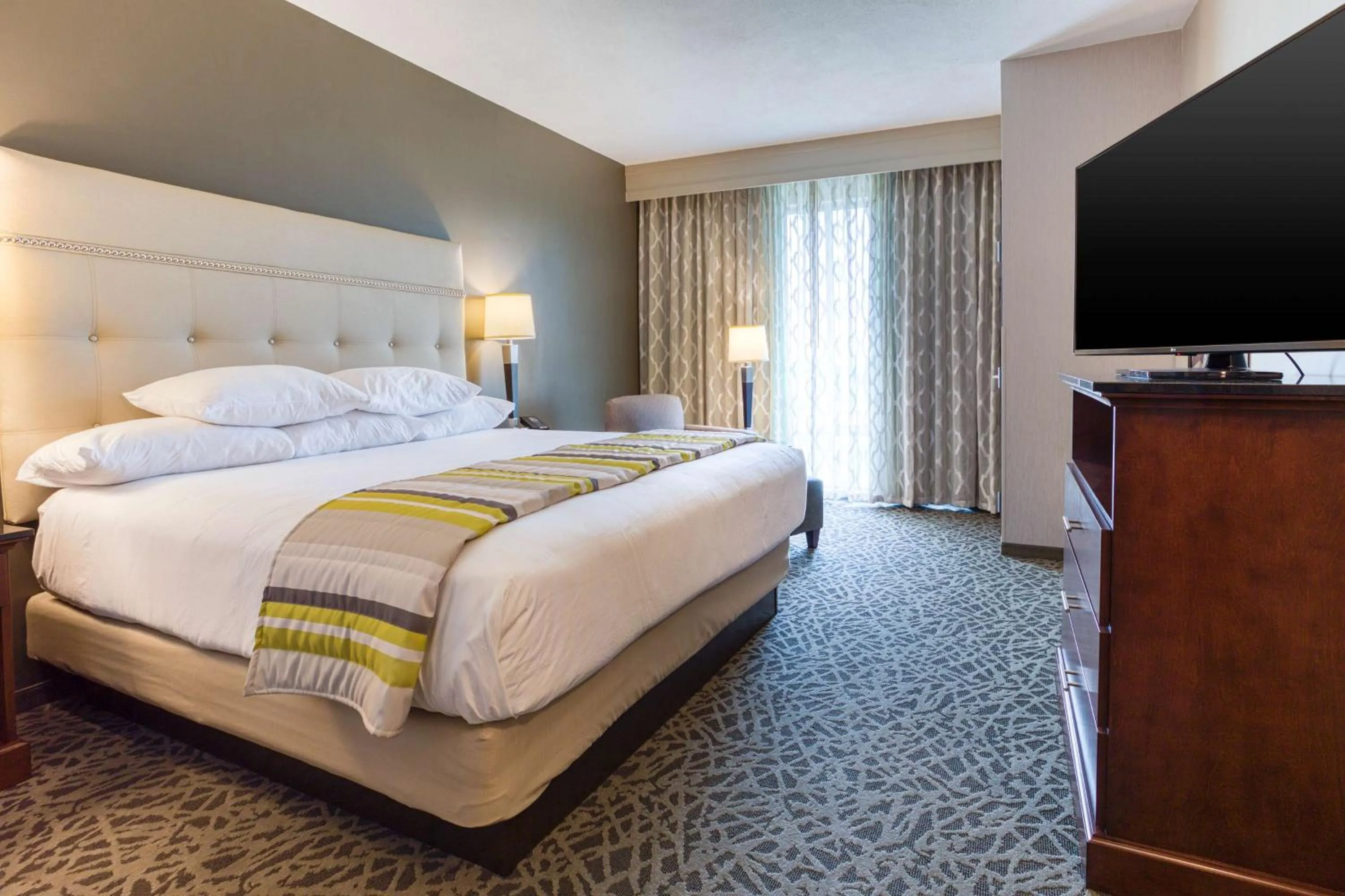 Superior King Suite with Sofa Bed - Hearing Accessible, Tub in Drury Inn & Suites Cincinnati Northeast Mason