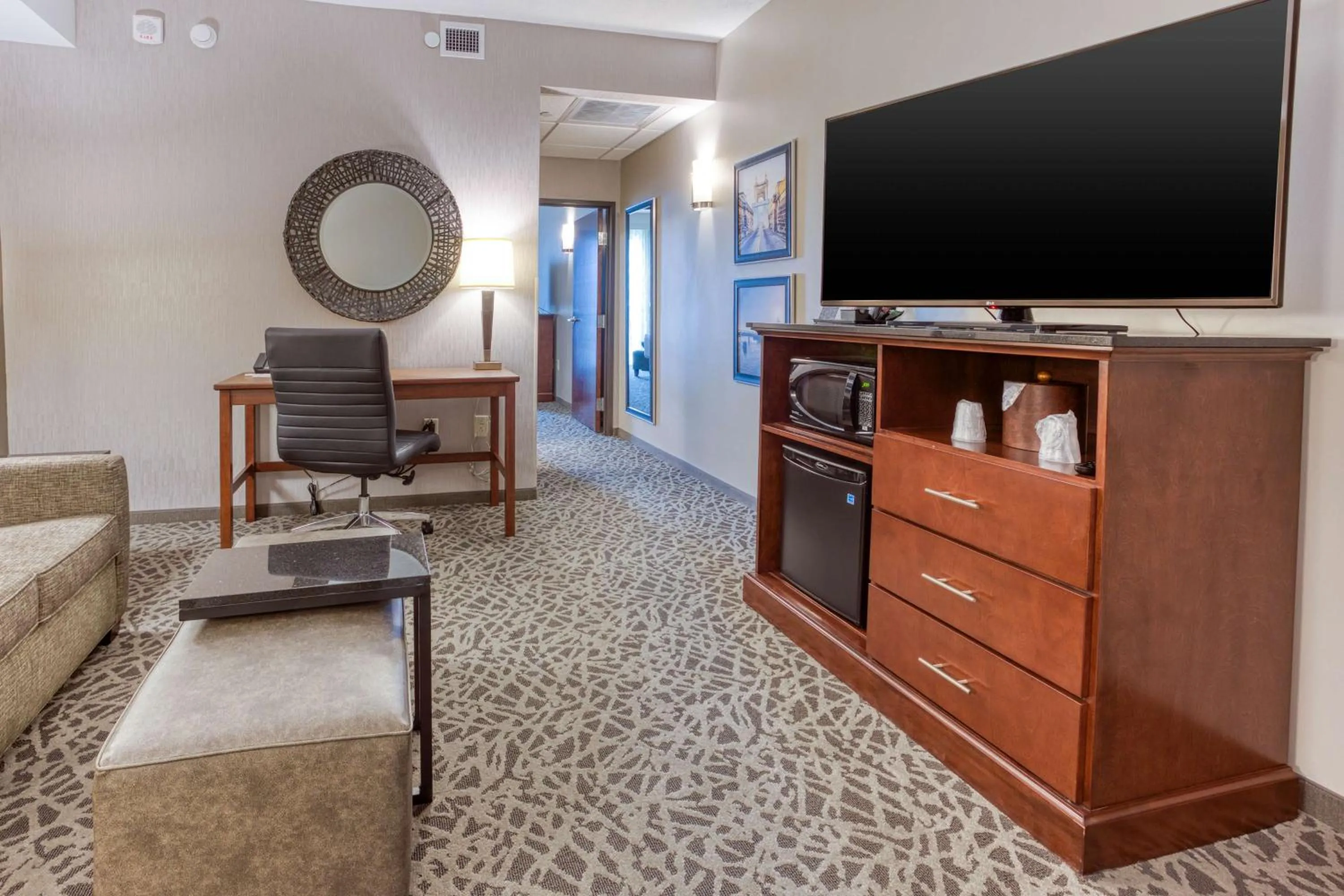 Deluxe Queen Suite in Drury Inn & Suites Cincinnati Northeast Mason