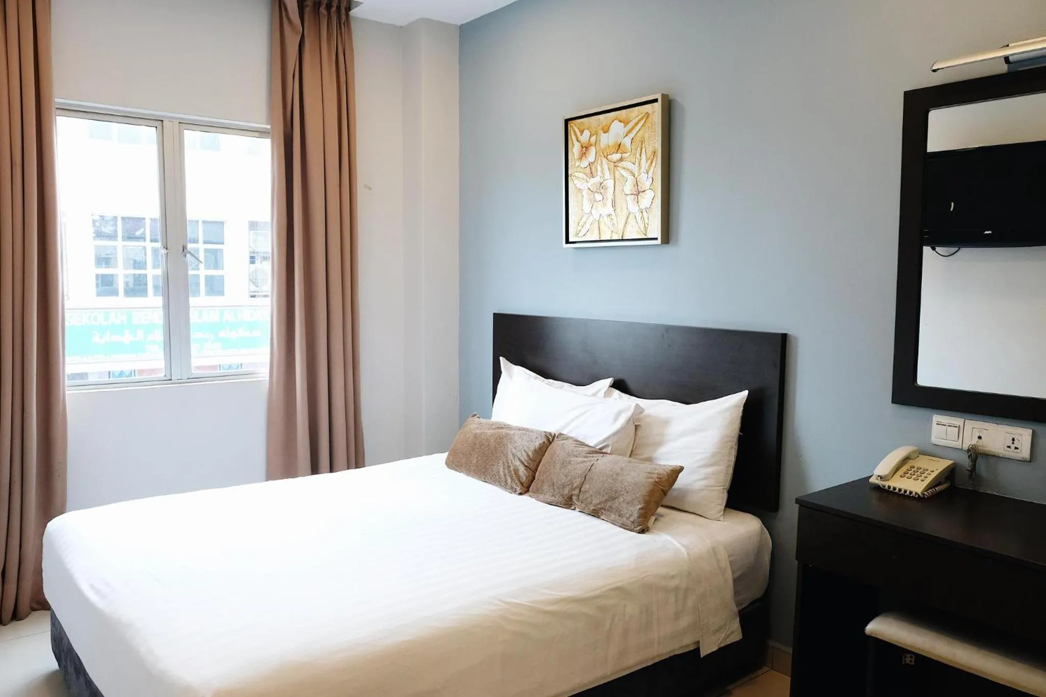 Superior Queen Room in De Era Hotel