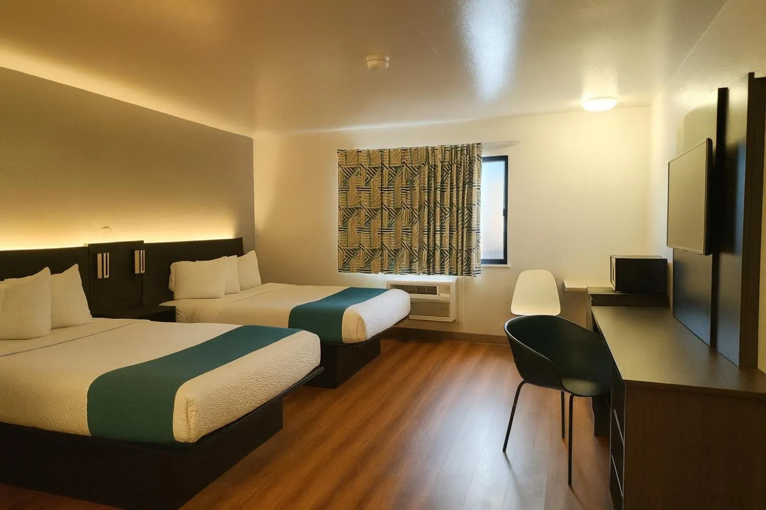 Deluxe Quadruple Room in Motel 6-Duluth, MN