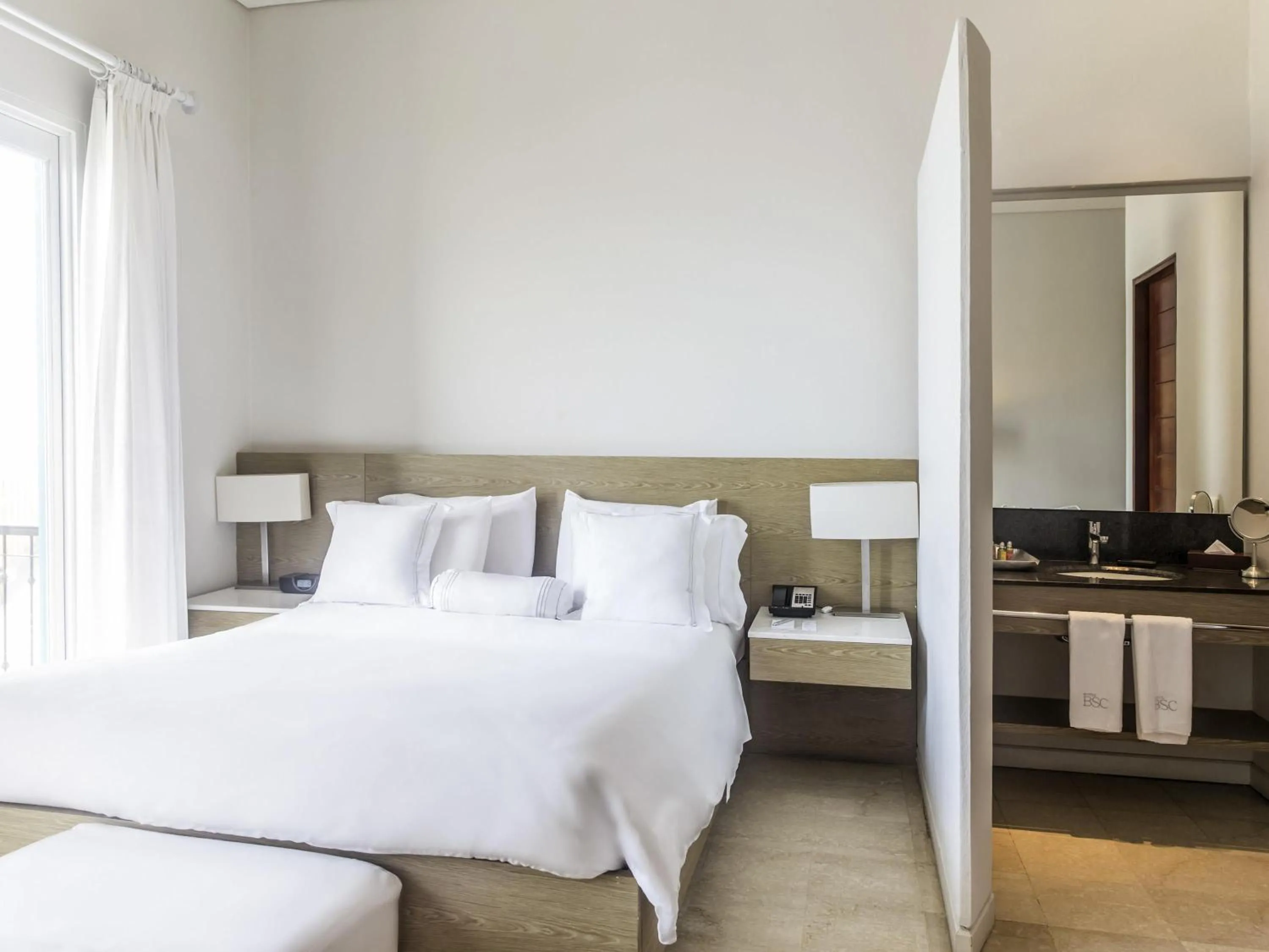 Deluxe King Room with Sea View in Hotel Boutique Bovedas de Santa Clara By Accor