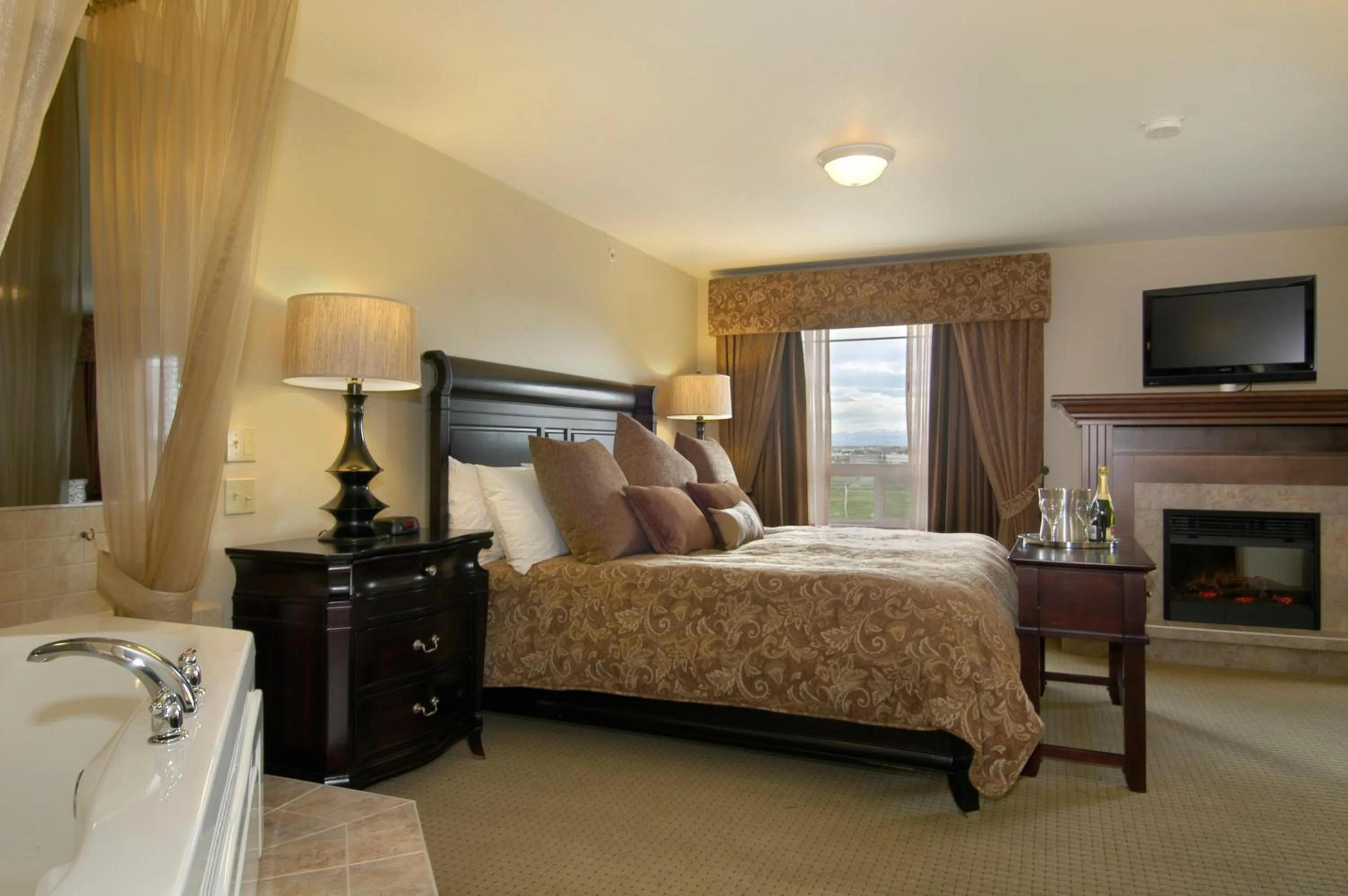 Superior King Suite with Spa Bath - Non-Smoking in Ramada by Wyndham High River