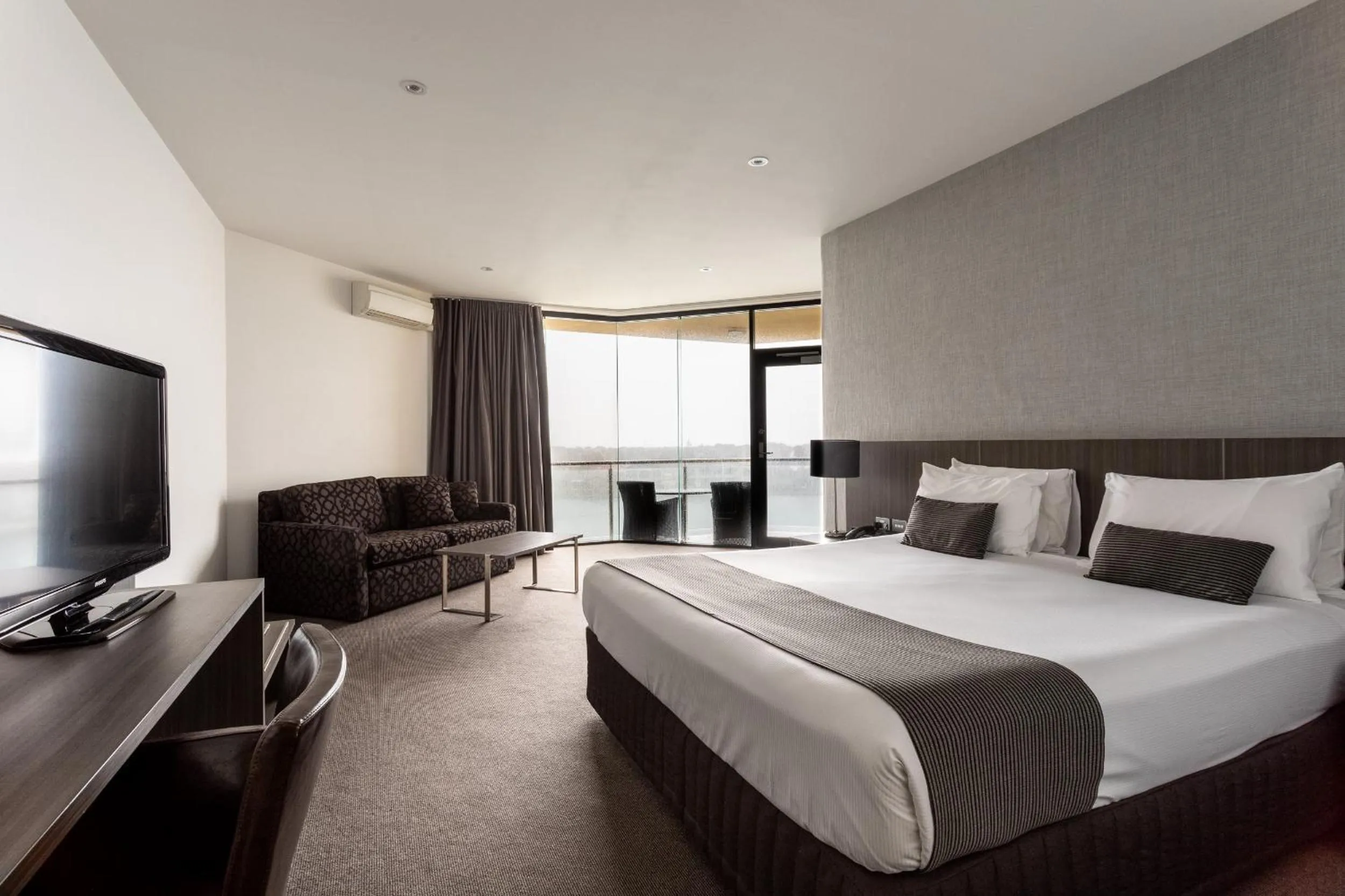 Superior Triple Room in Lakes Hotel