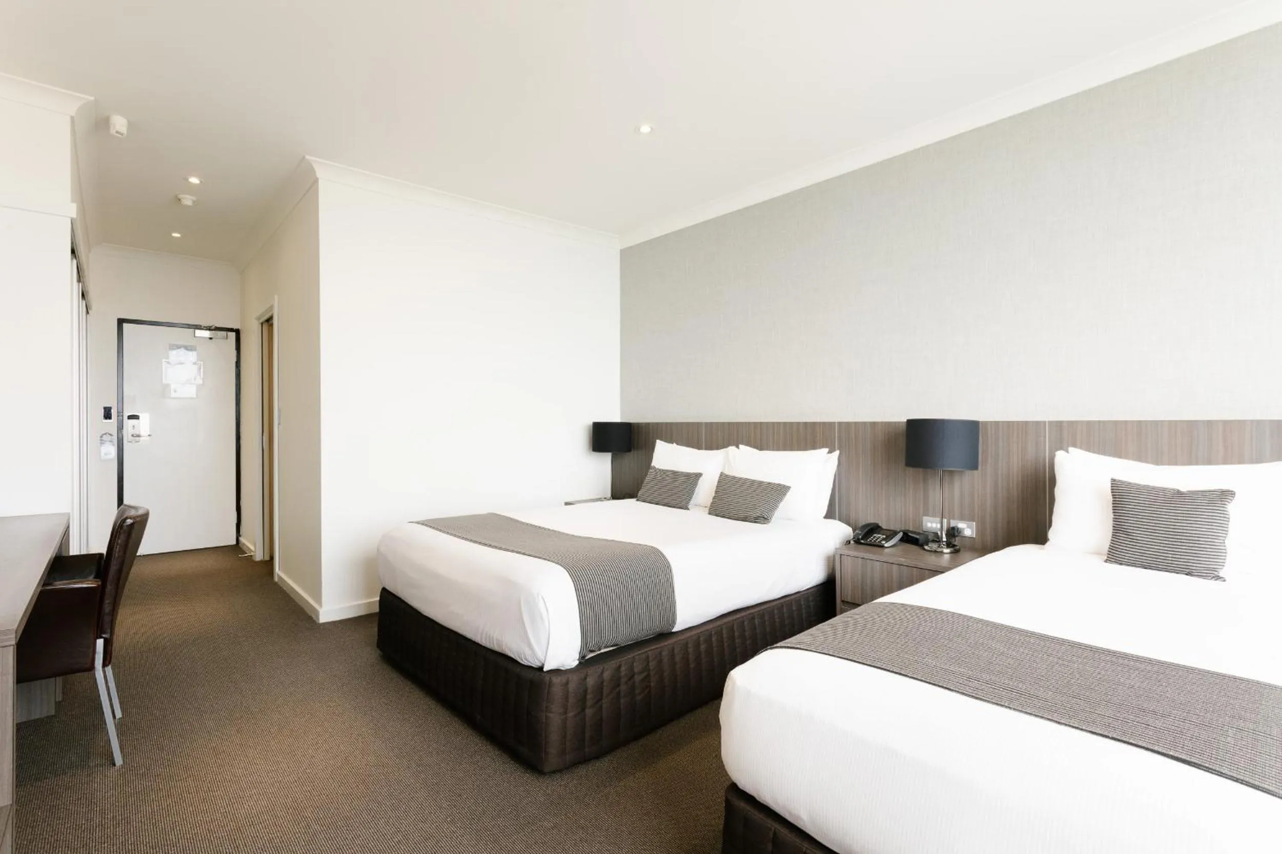 Superior Twin Room in Lakes Hotel