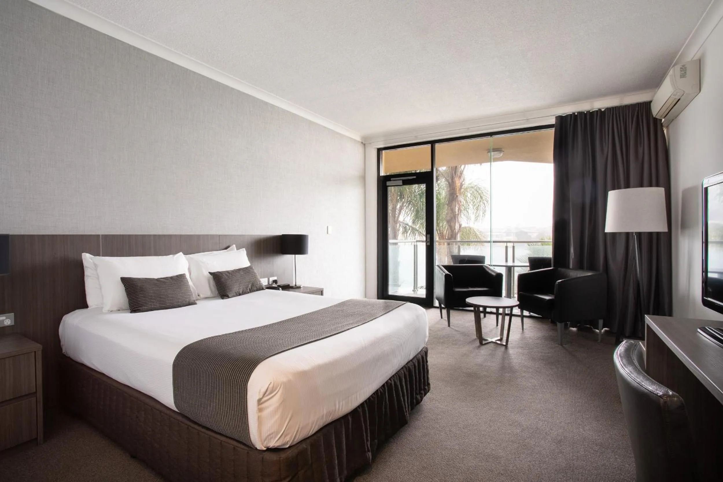 Superior Suite in Lakes Hotel