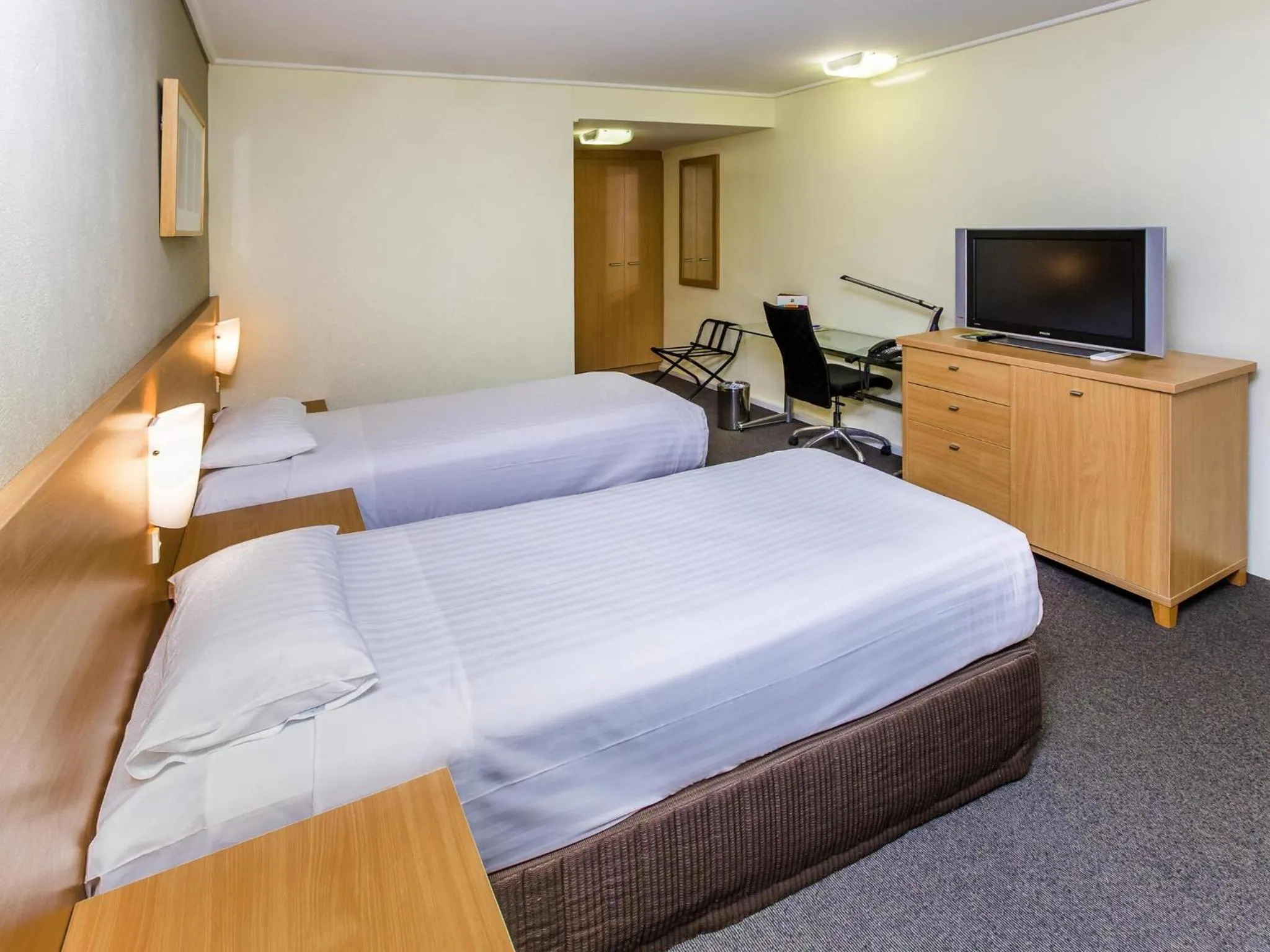 Bedroom, Bed in ibis Styles Canberra Eagle Hawk