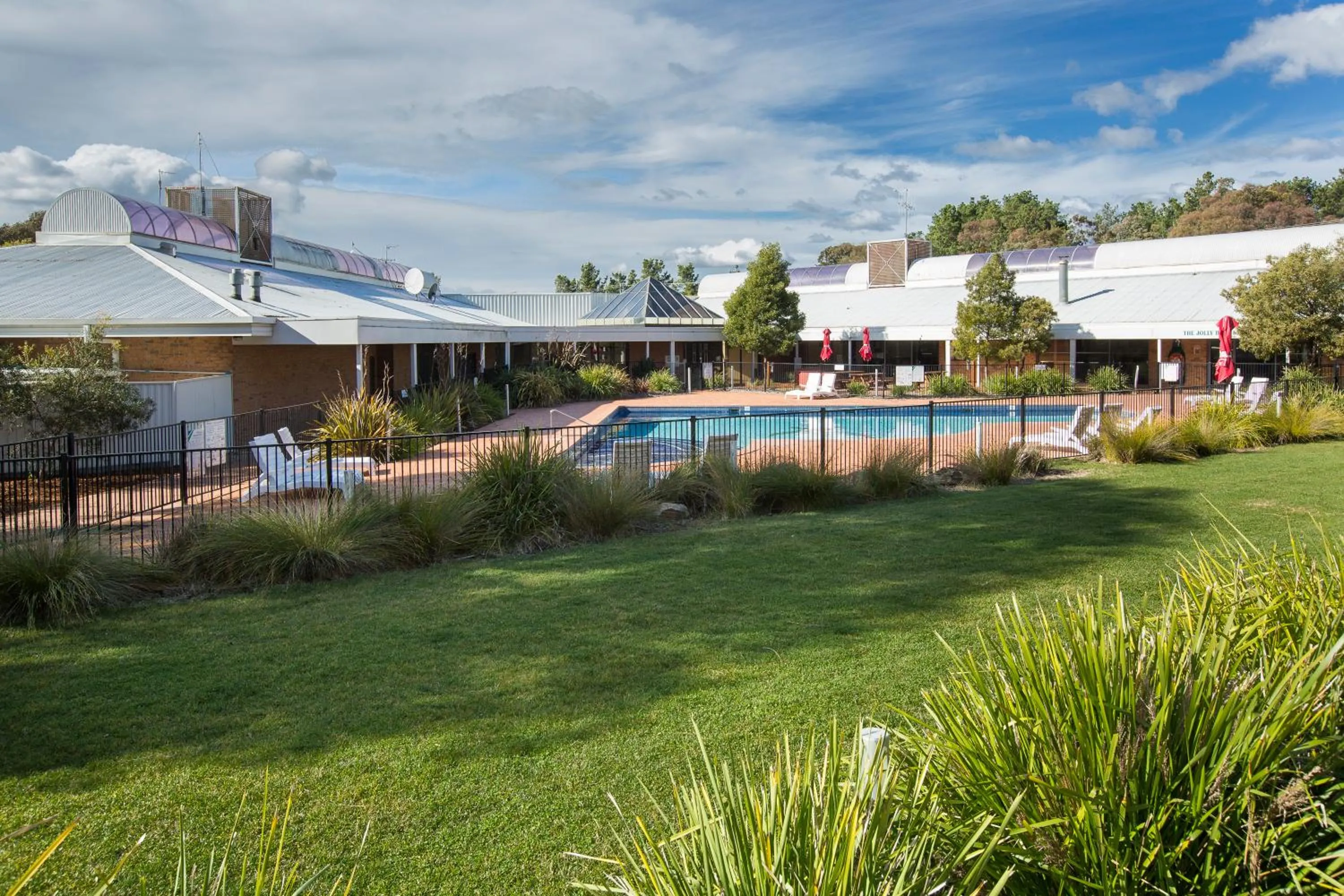 Garden in ibis Styles Canberra Eagle Hawk