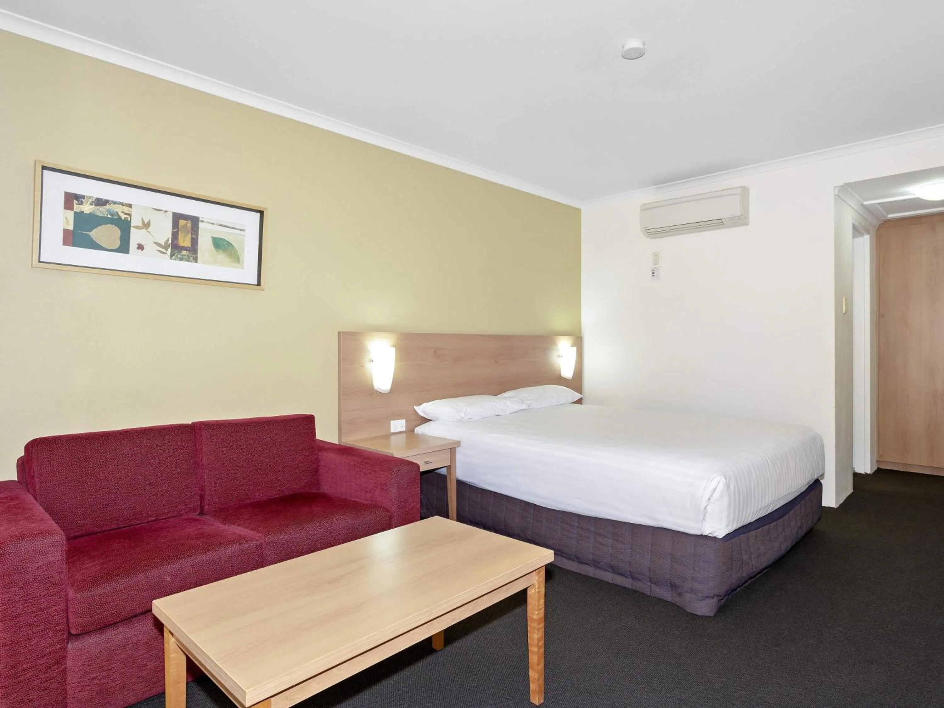 Standard Queen Room in ibis Styles Canberra Eagle Hawk