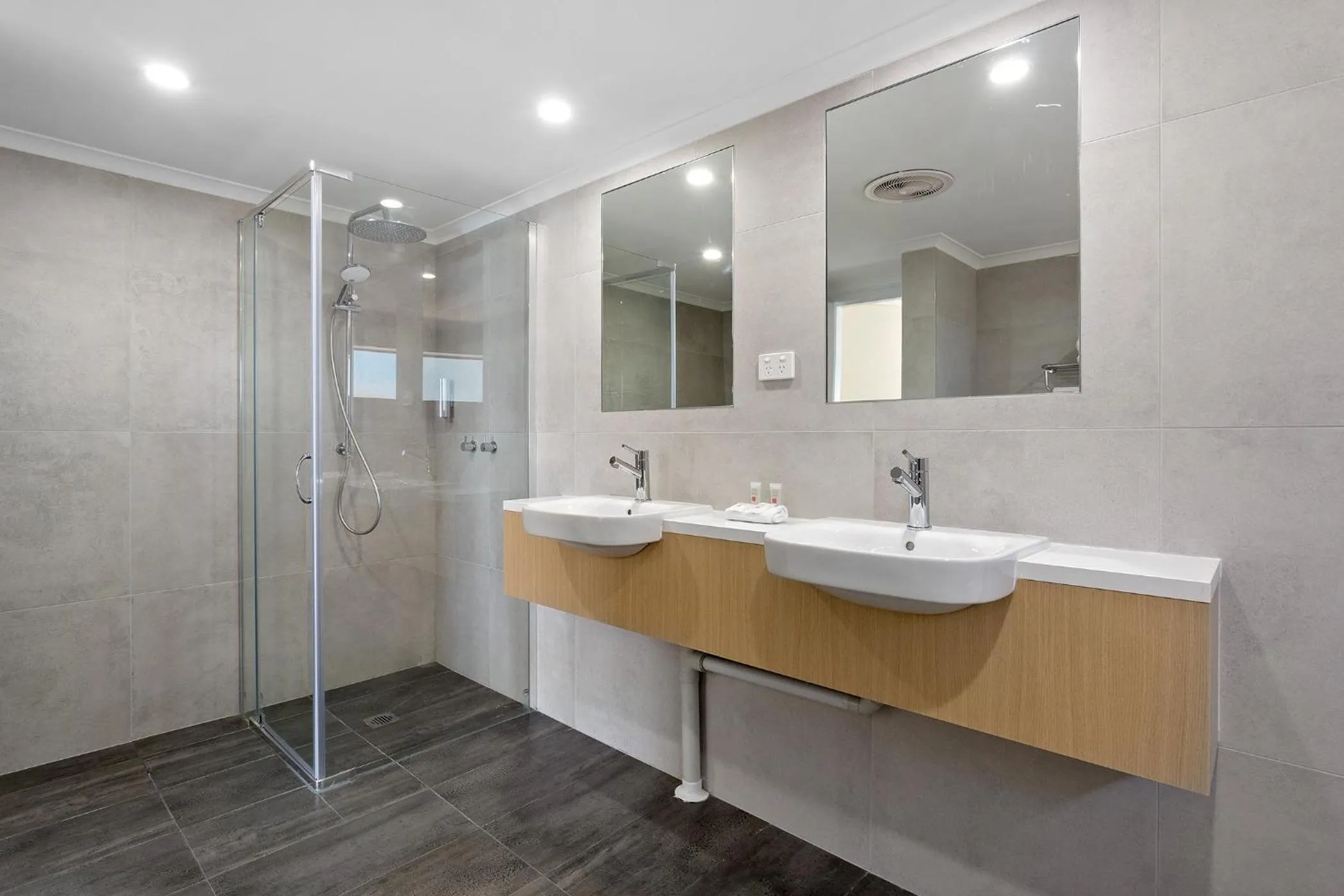 Deluxe Apartment with King Bed in ibis Styles Canberra Eagle Hawk