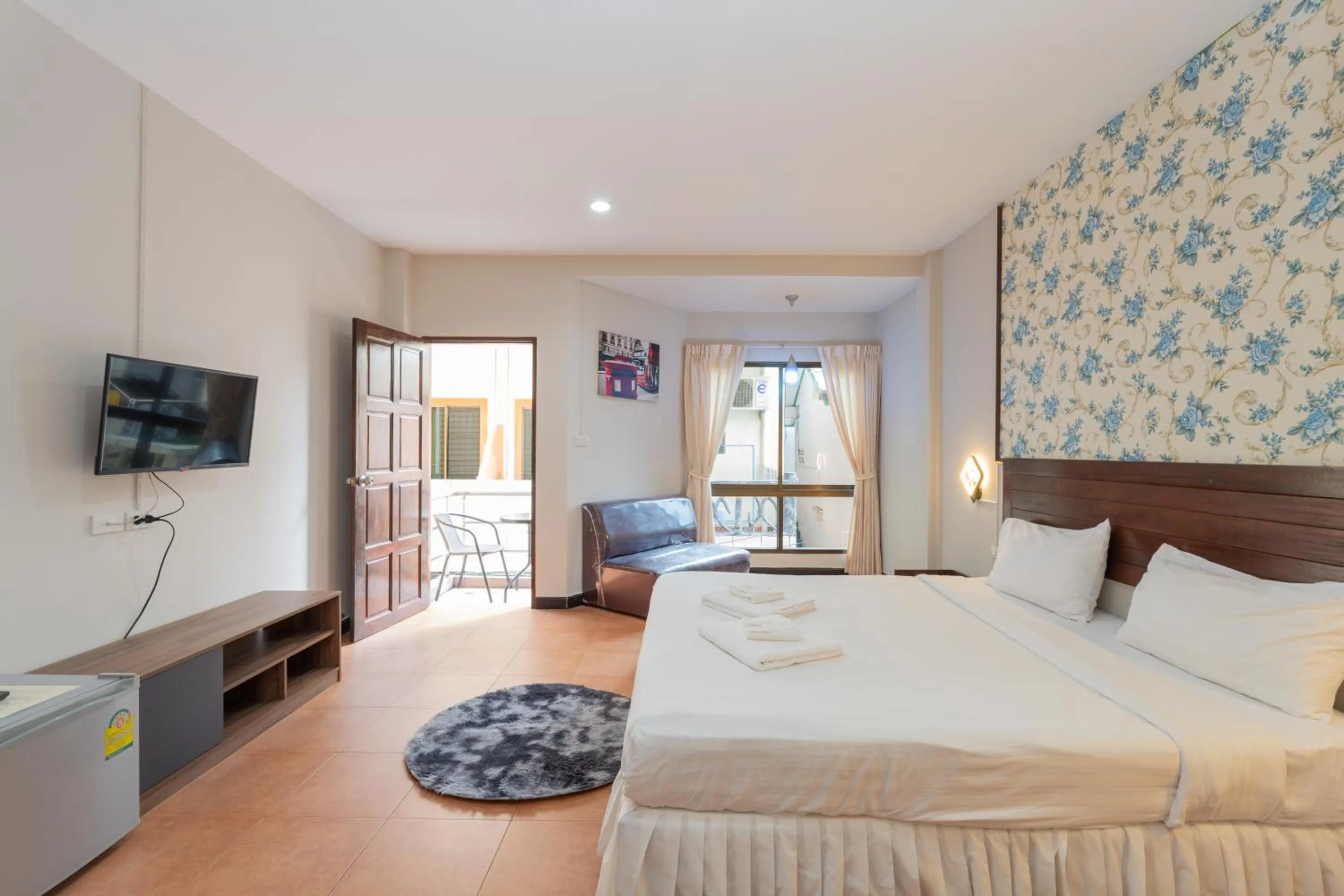 2 Connecting Studio Kitchenette for 6 in Amarin Hotel Patong