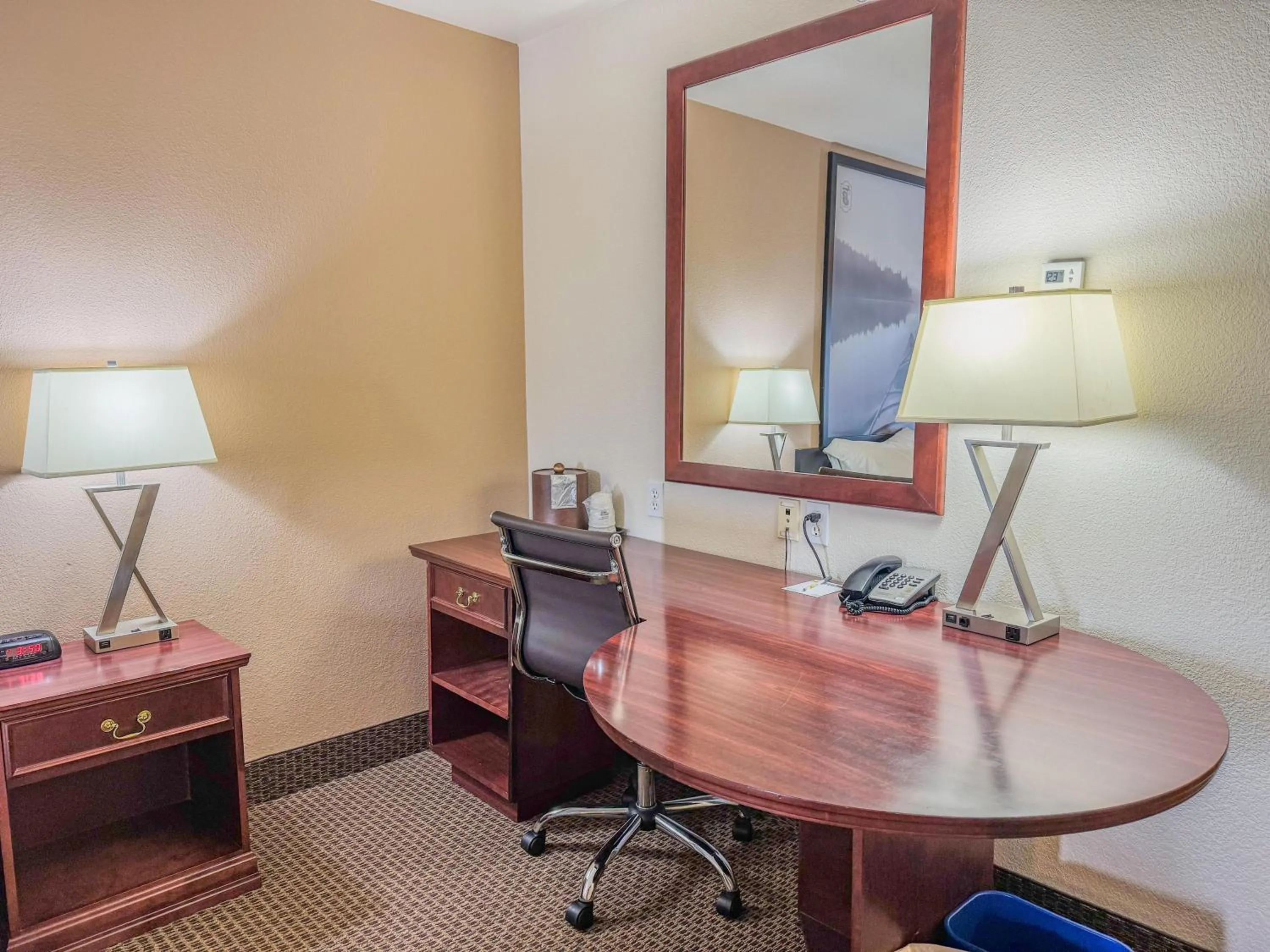 Deluxe Business King Room - Non-Smoking in Super 8 by Wyndham High River AB