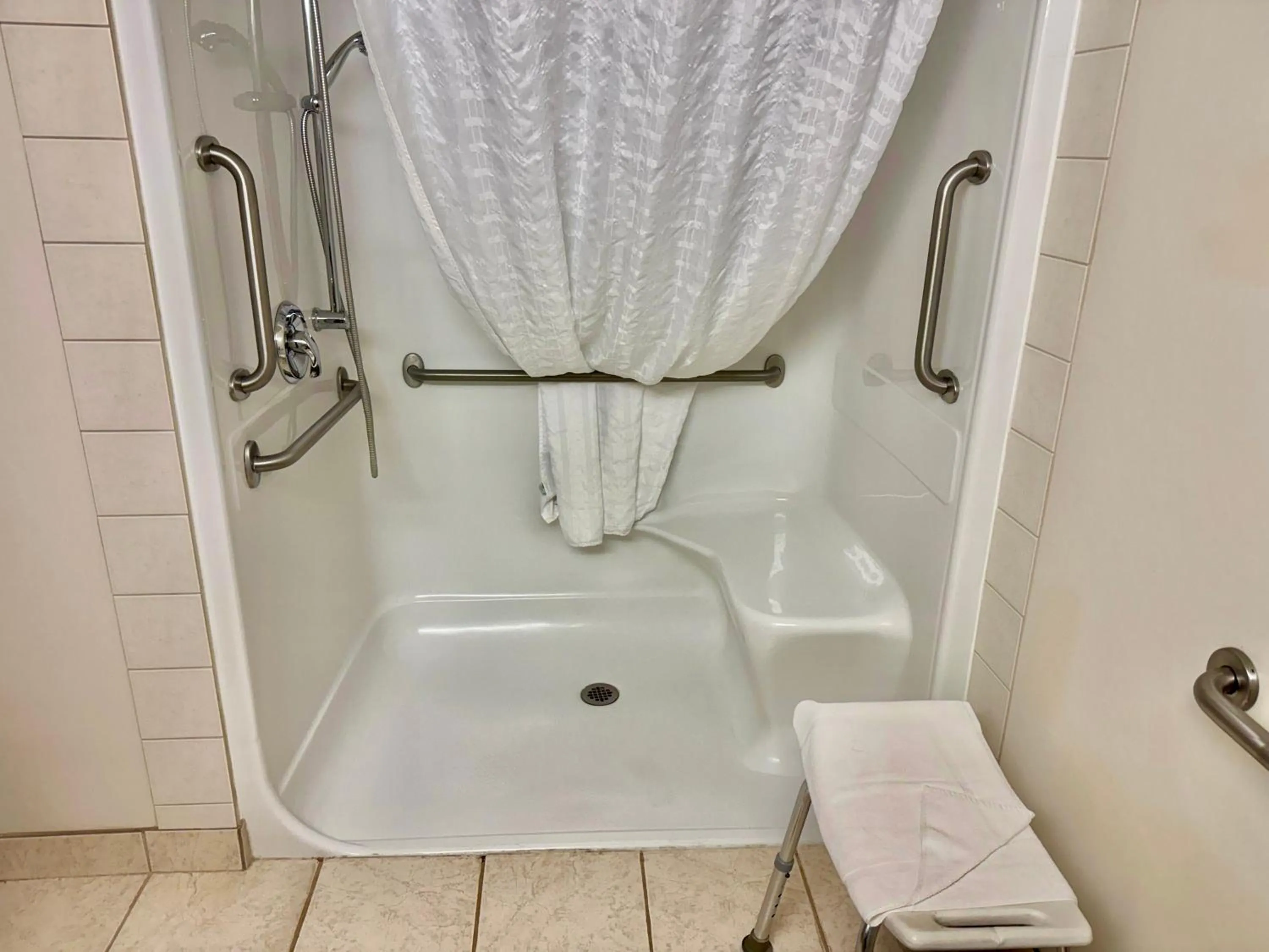 Queen Room - Disability Access - Non-Smoking in Super 8 by Wyndham High River AB