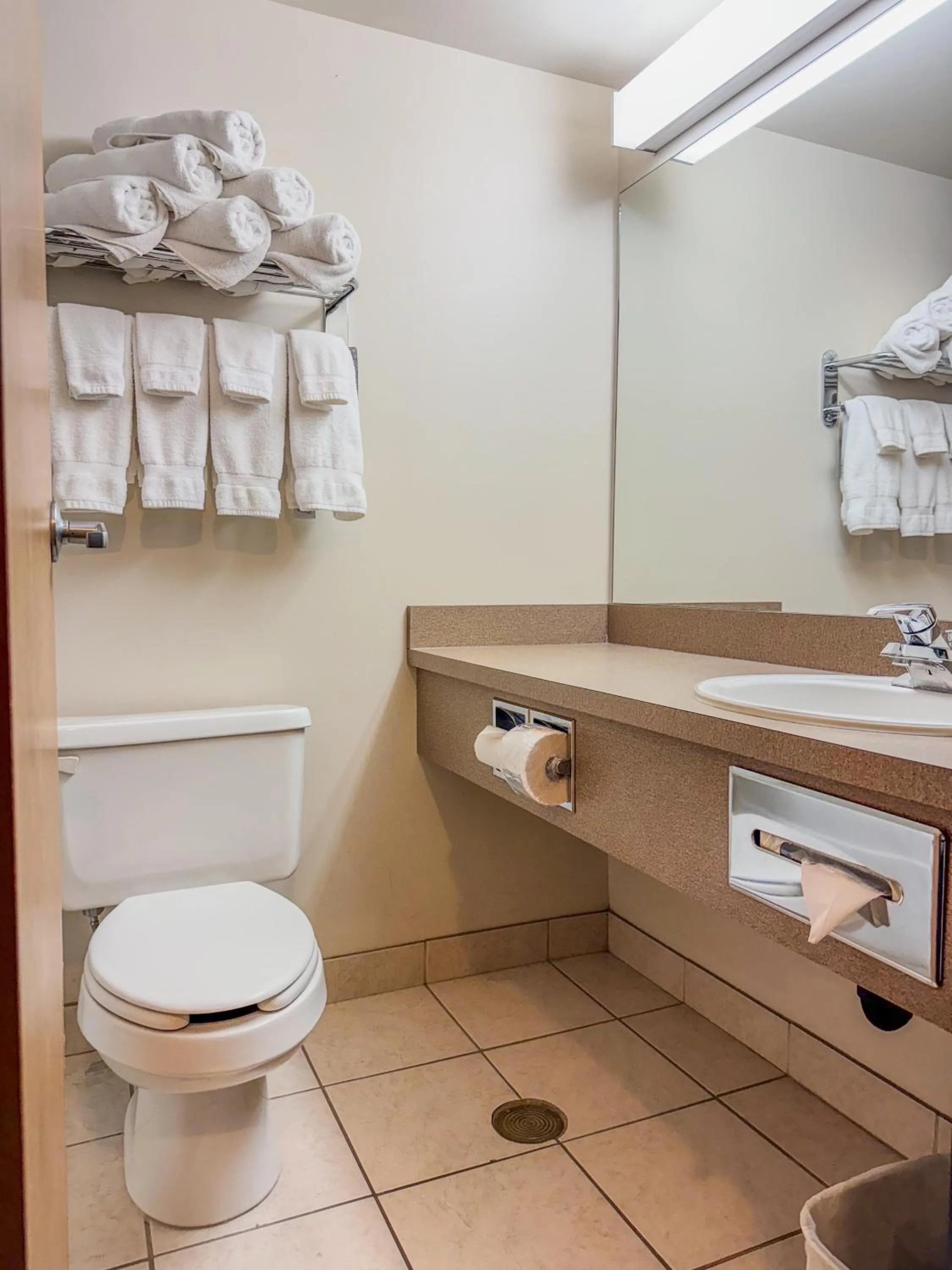 Deluxe Queen Studio with Two Queen Beds - Non-Smoking in Super 8 by Wyndham High River AB