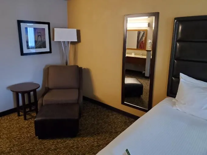King Room with Roll-In Shower - Mobility Access in Best Western Oak Meadows Inn
