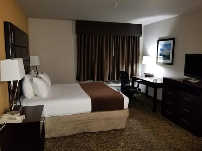 Junior Queen Suite with Sofa Bed in Best Western Oak Meadows Inn