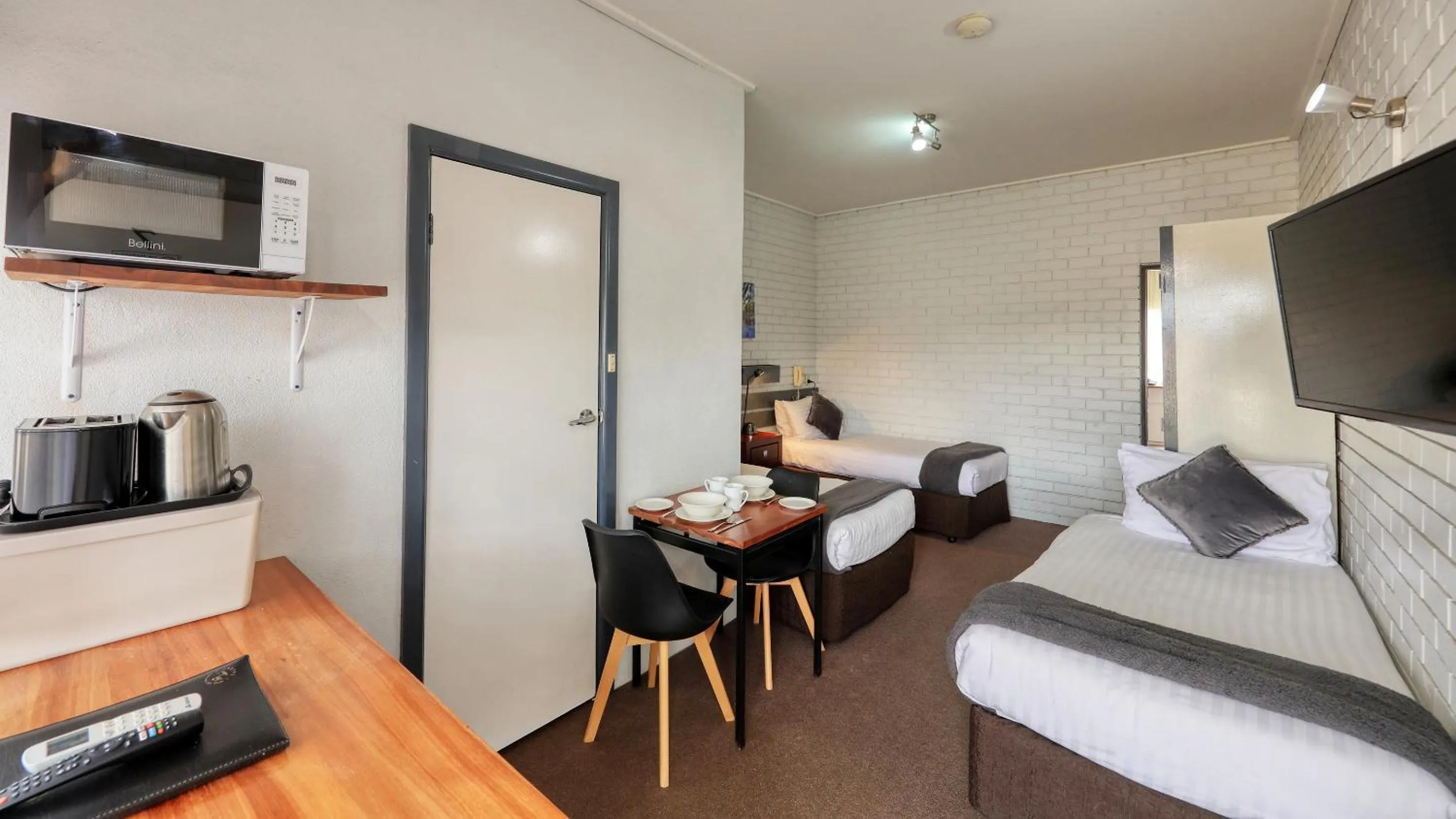 Two Interconnecting Double Rooms in Sun Centre Motel