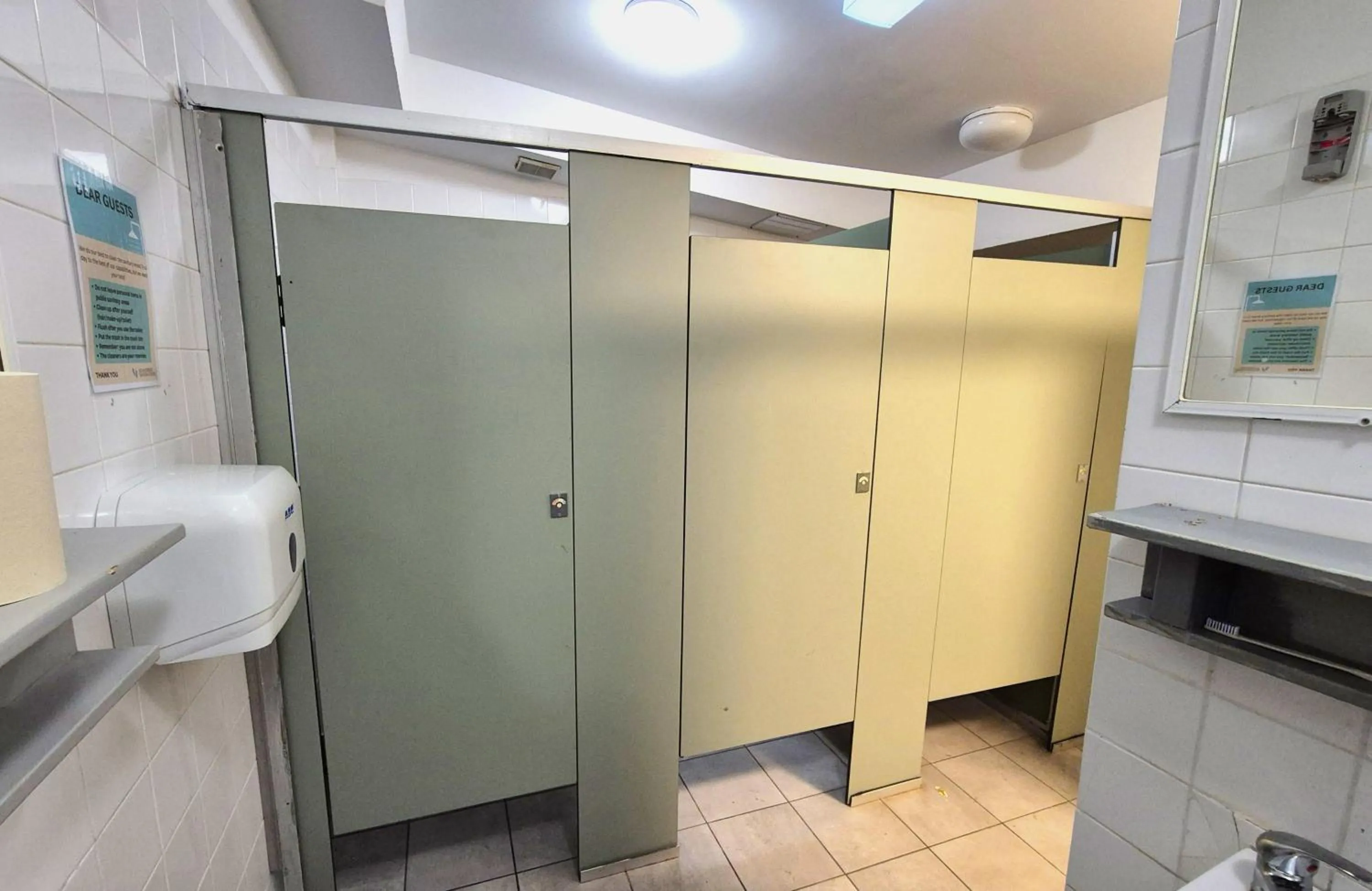 Bed in 4-Bed Mixed Dormitory Room in Boardrider Backpackers and Budget Motel