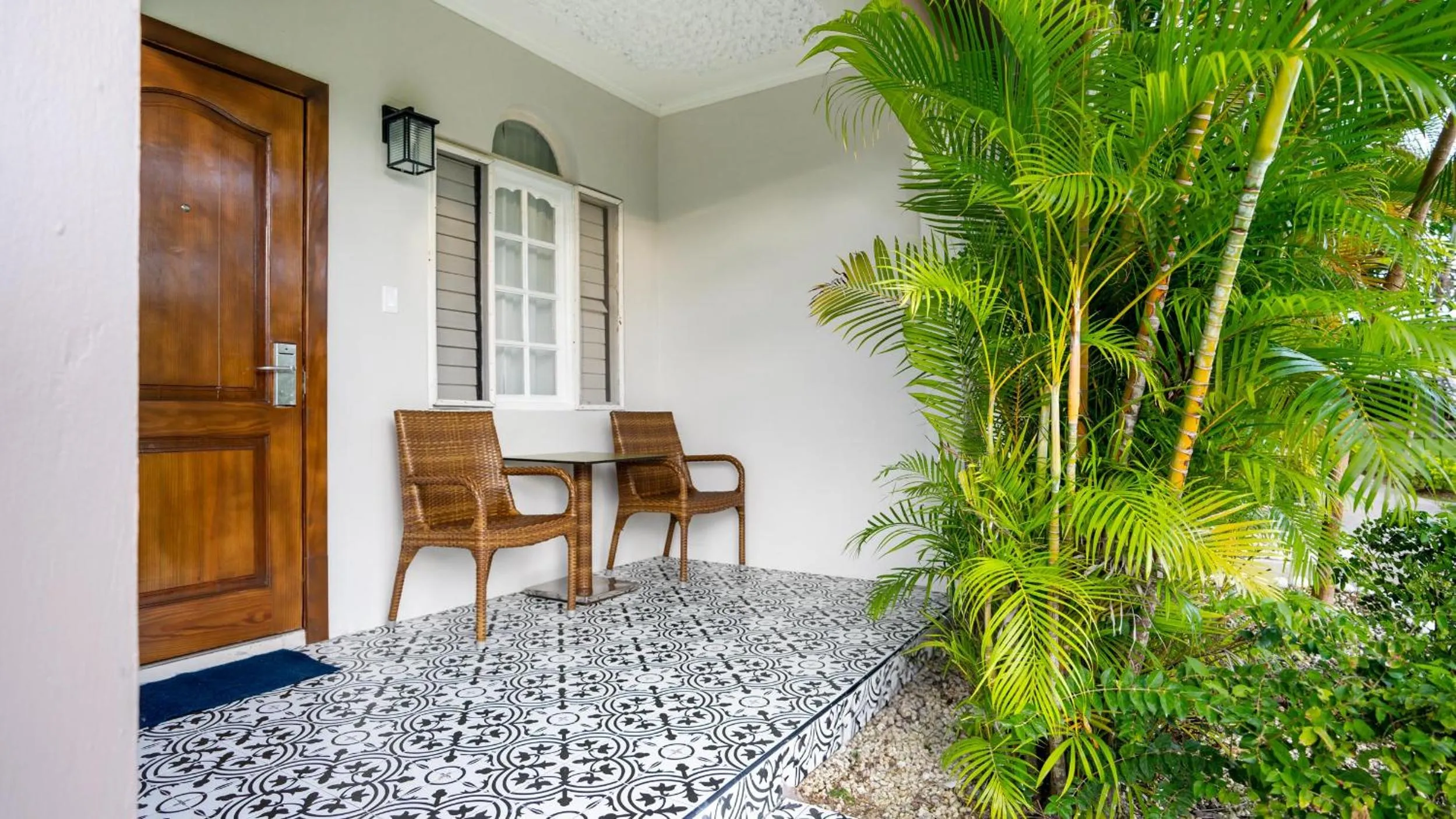 Standard Room, 1 Queen Bed Garden View in Travellers Beach Resort