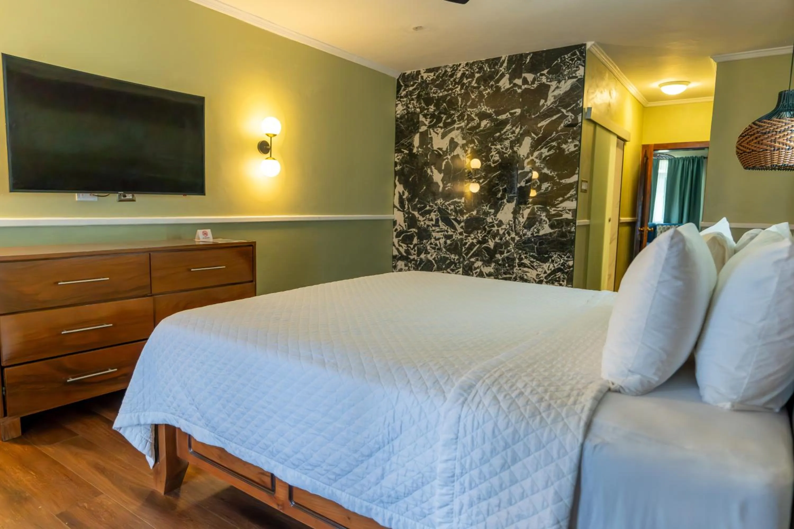 Suite in Travellers Beach Resort