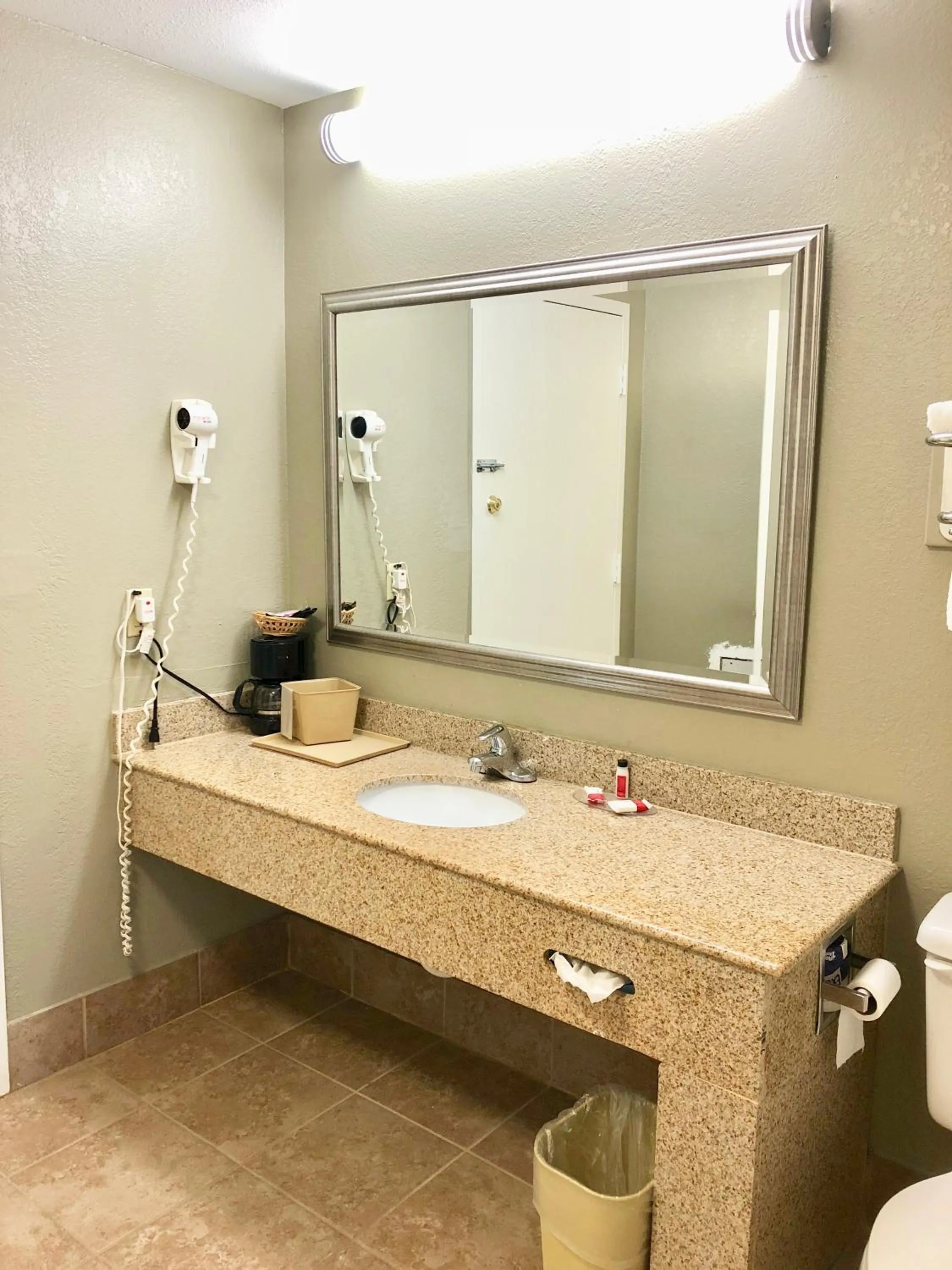 Queen Room - Non-Smoking in Super 8 by Wyndham Tupelo Airport