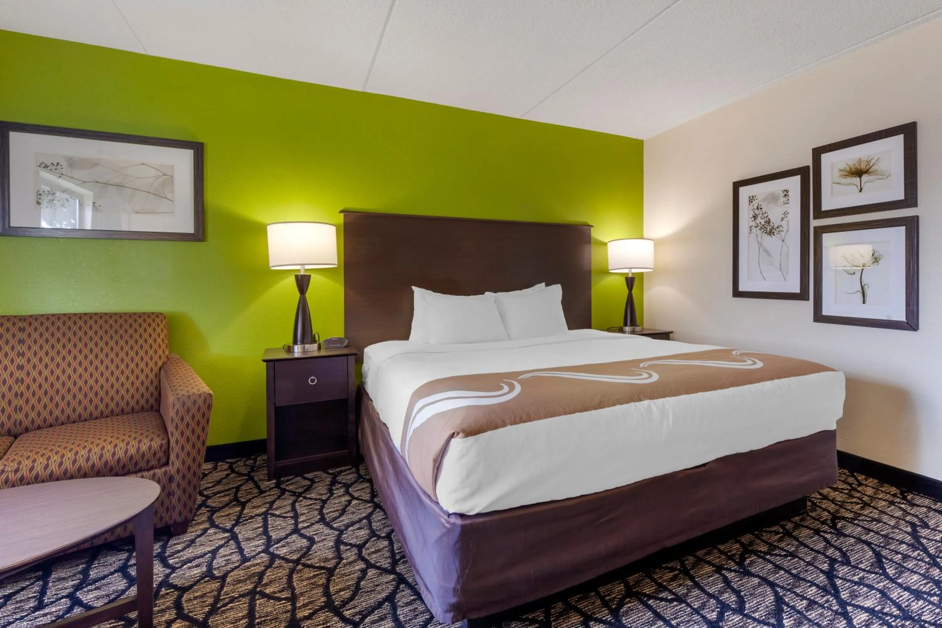 King Suite with Sofabed - Non Smoking in Quality Inn Oshkosh Aviation Park