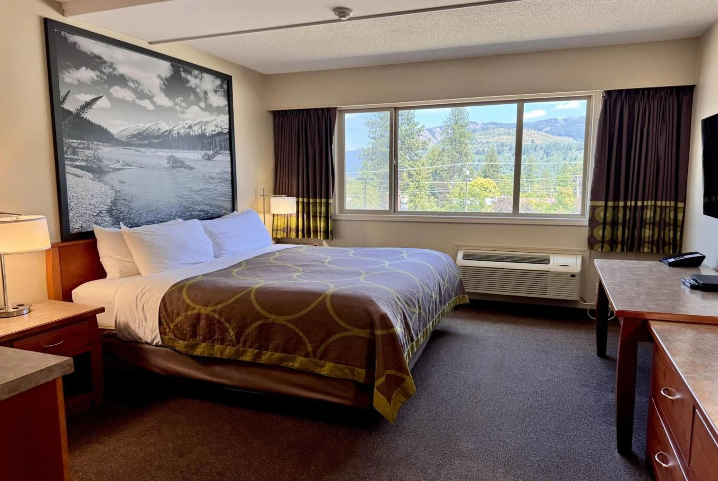 King Room - Pet Friendly in Super 8 by Wyndham Castlegar BC