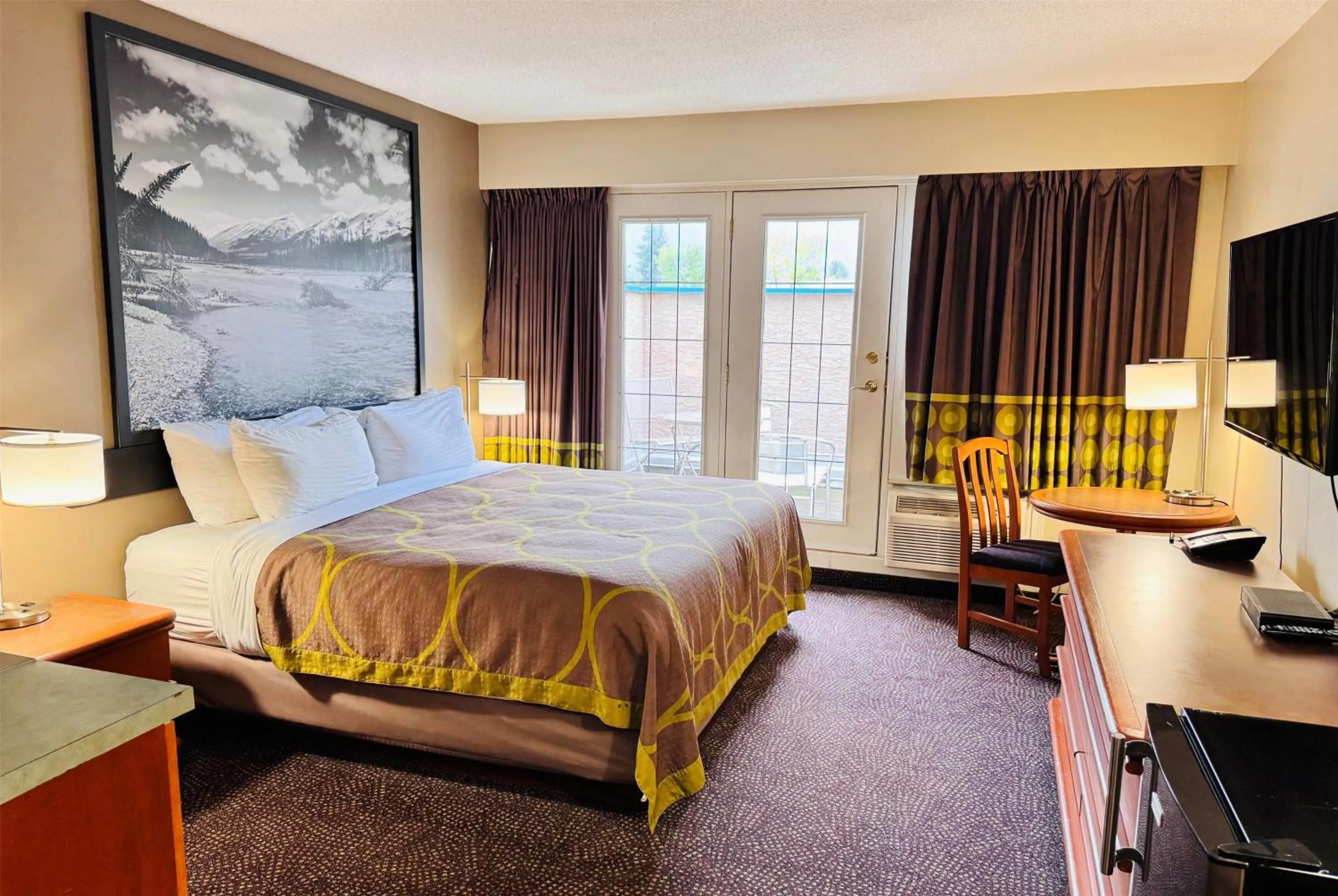 Deluxe King Studio in Super 8 by Wyndham Castlegar BC