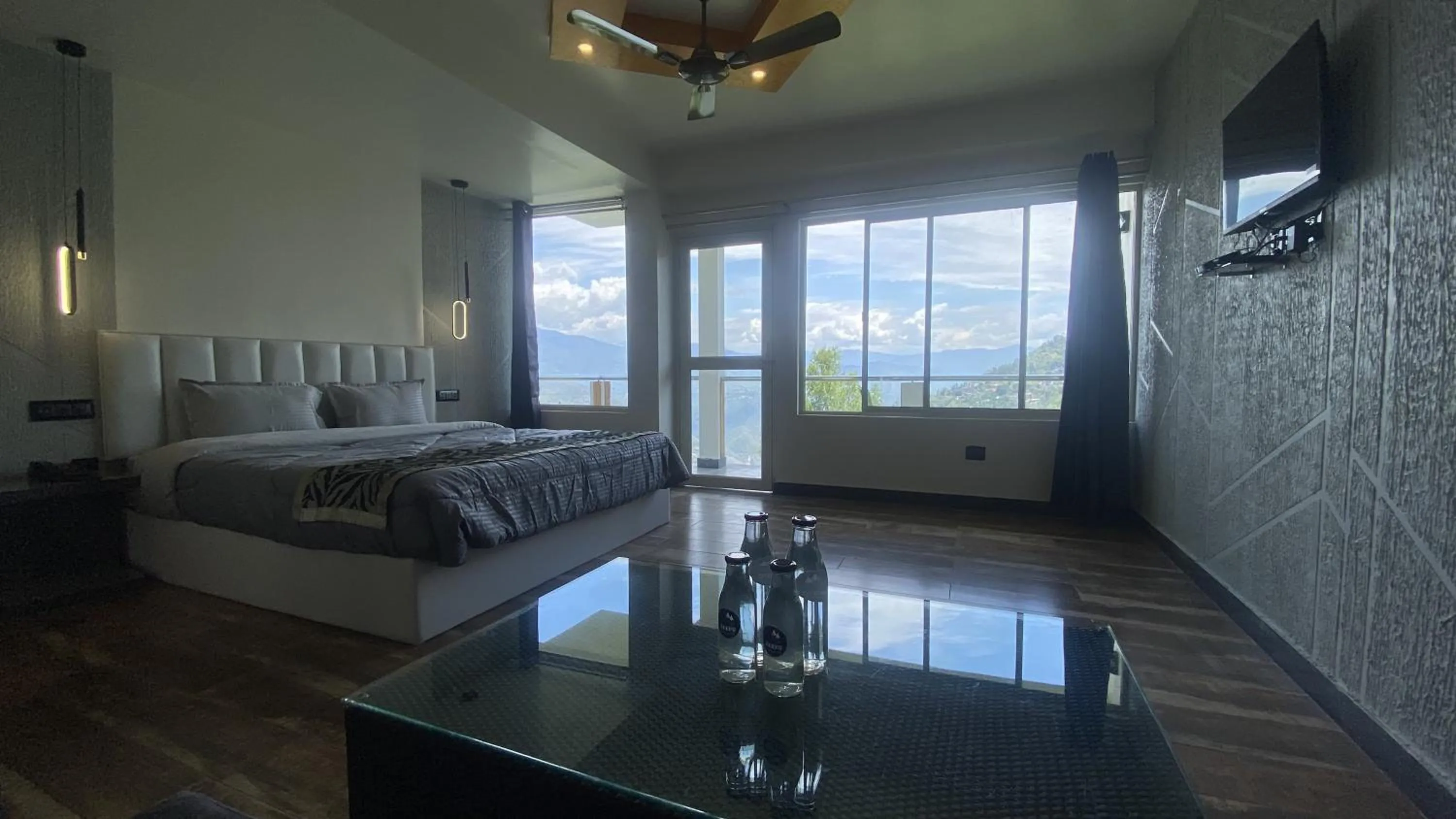 King Room with Balcony in Sood's Himalayan Vista