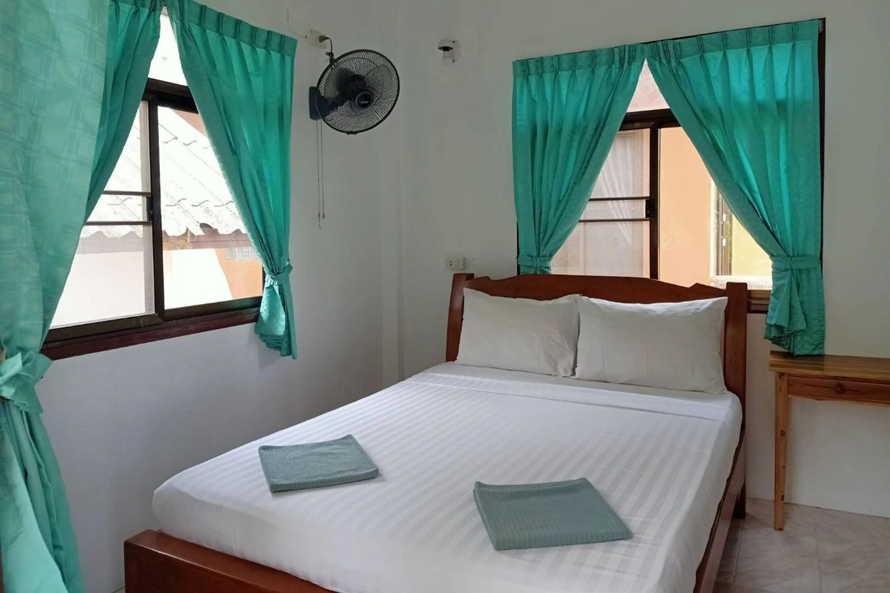 Fan Bungalow with Sea View in Palm Point Village