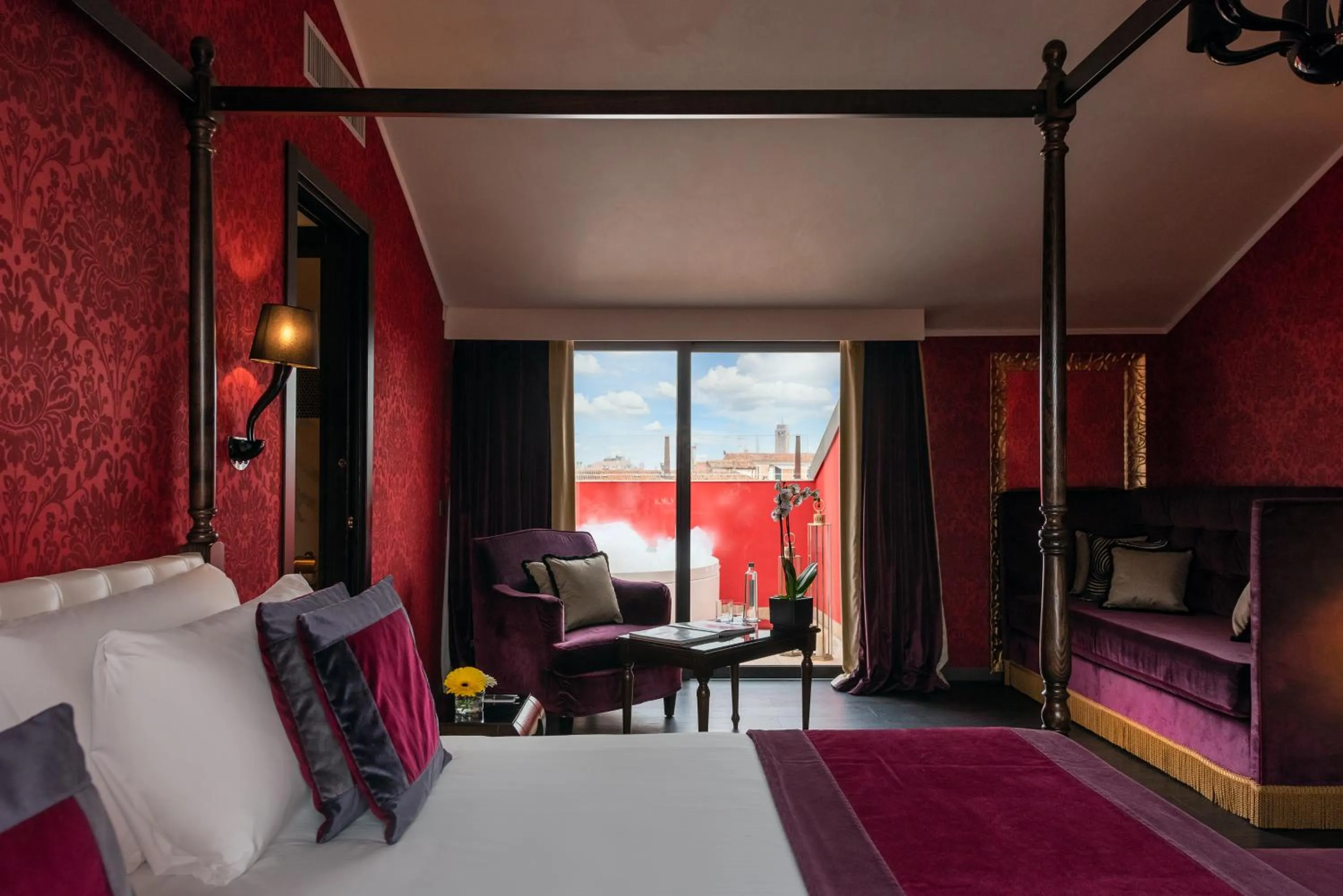 Red Suite with Jacuzzi in Carnival Palace - Venice Collection