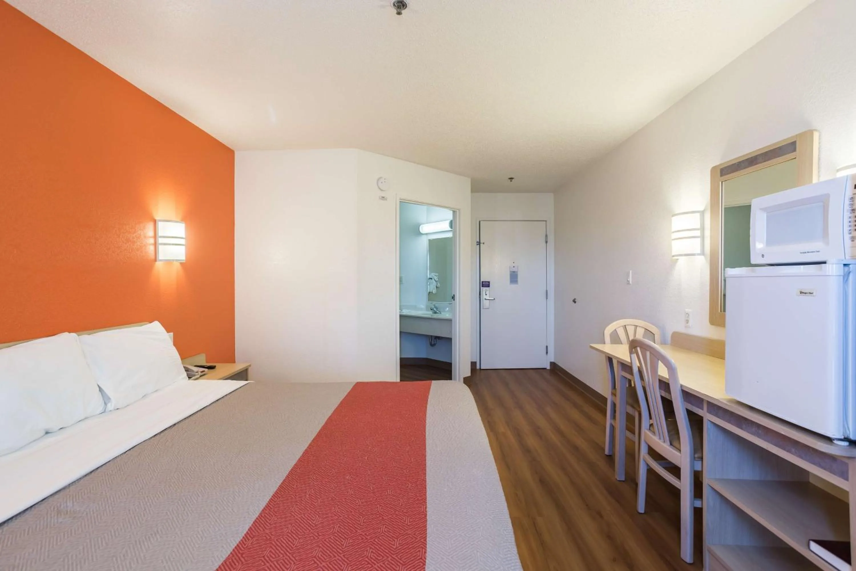 King Room - single occupancy - Non-Smoking in Motel 6 Dale, Indiana Near Holiday World and Splashing safari#Central Time #I64 Highway