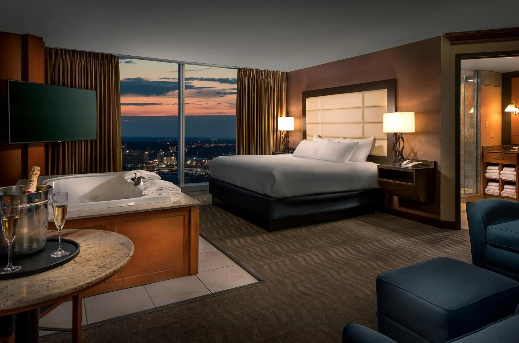 Corner King Suite with Spa Bath Nonsmoking in Seneca Niagara Resort & Casino