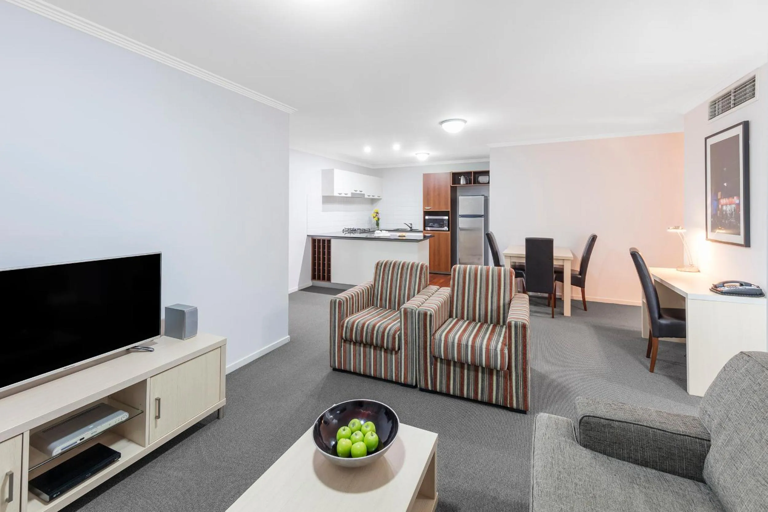 Executive Two-Bedroom Apartment in Oaks Brisbane Lexicon Suites