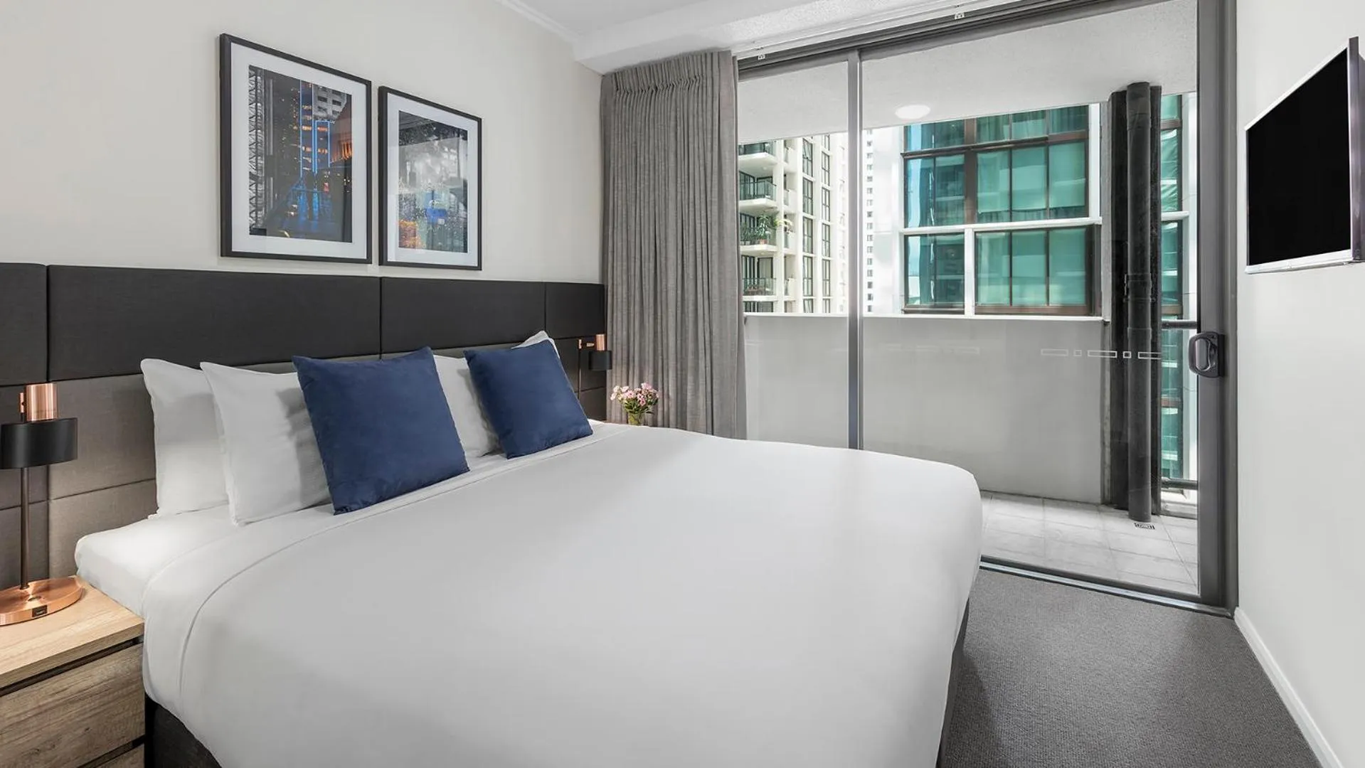 One-Bedroom Apartment in Oaks Brisbane on Margaret Suites