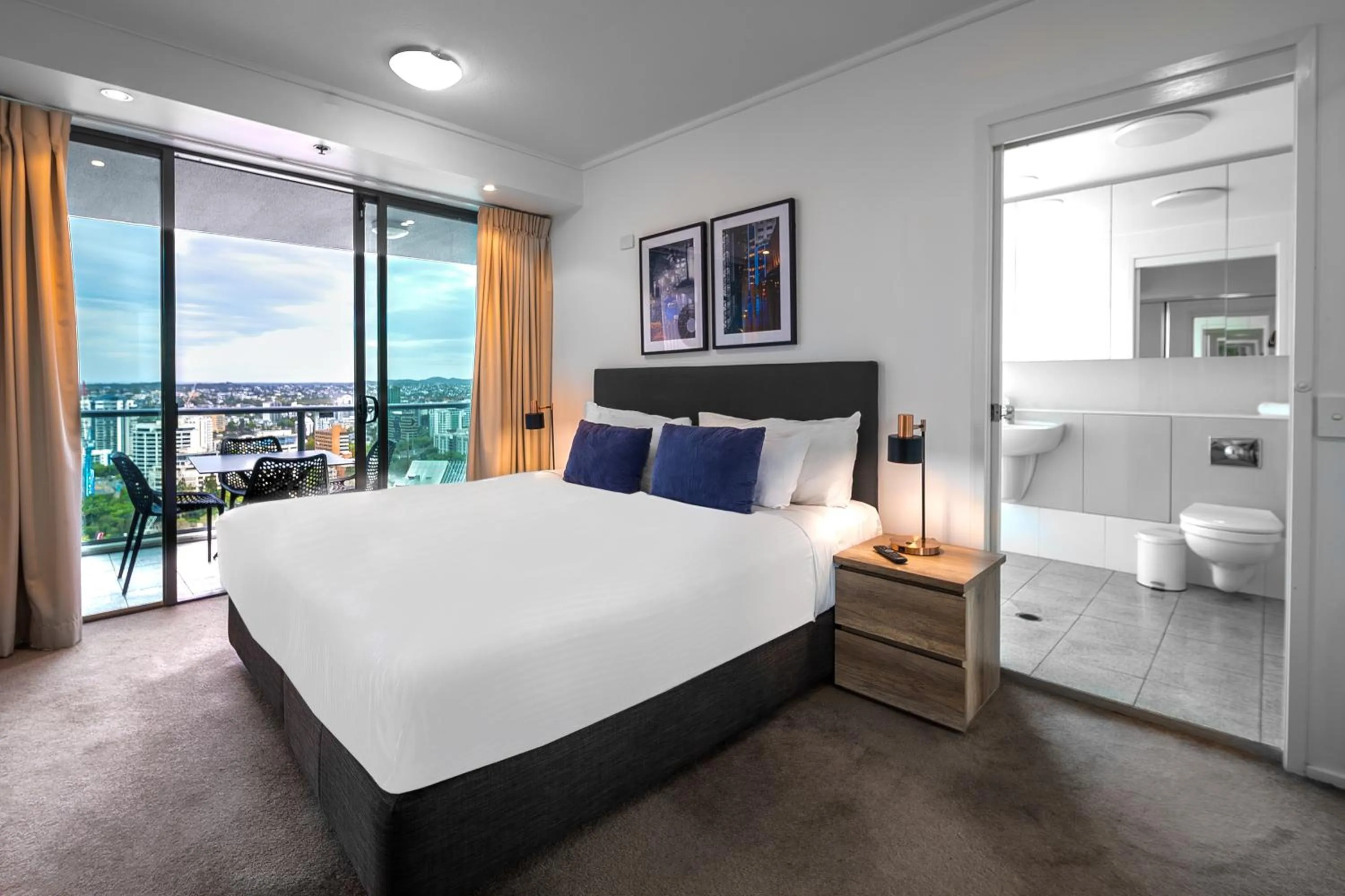 Three-Bedroom Apartment with River View in Oaks Brisbane on Felix Suites