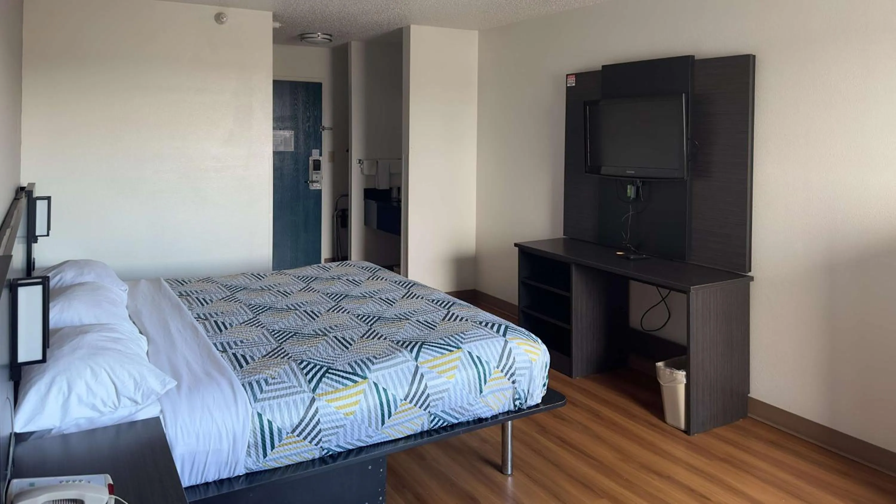 King Room - Non-Smoking in Motel 6-Waterloo, IA