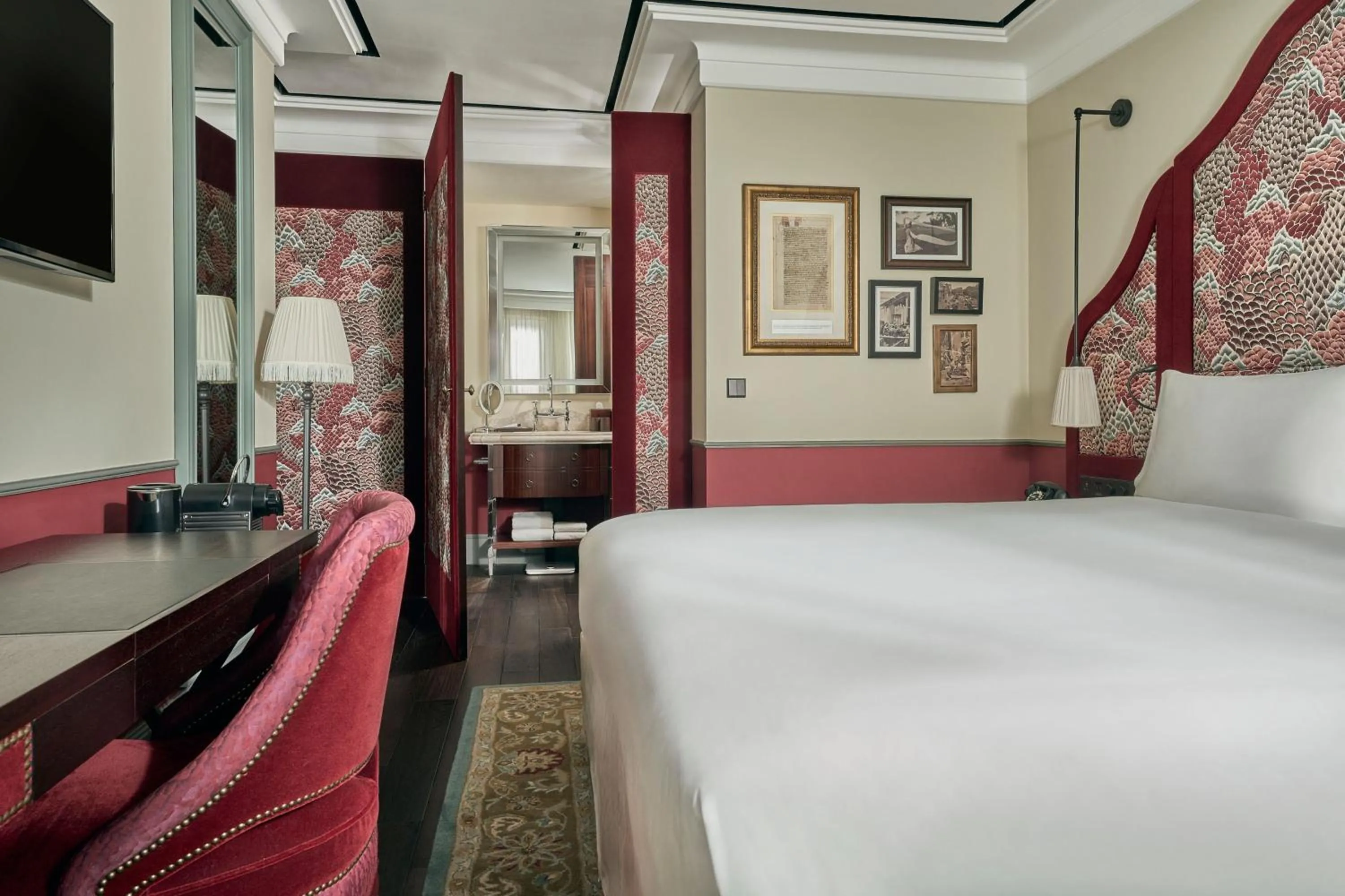 Juliet Club Suite, Club Lounge Access, Evening Cocktails, Appetizers, 1 King in Maxwell Reserve Singapore, Autograph Collection