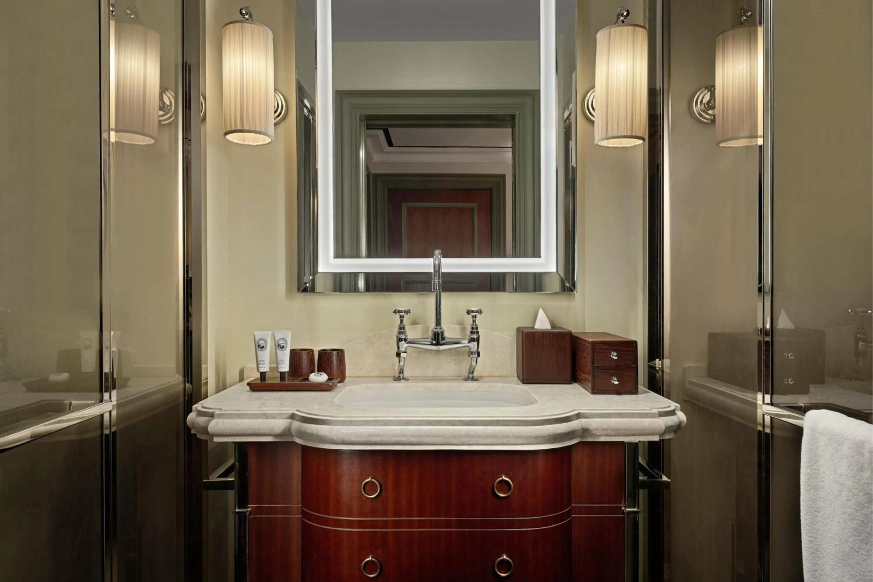 Le Colonial Deluxe Club, Club Lounge Access, Evening Cocktails, Appetizers, Guest Room, 1 King in Maxwell Reserve Singapore, Autograph Collection