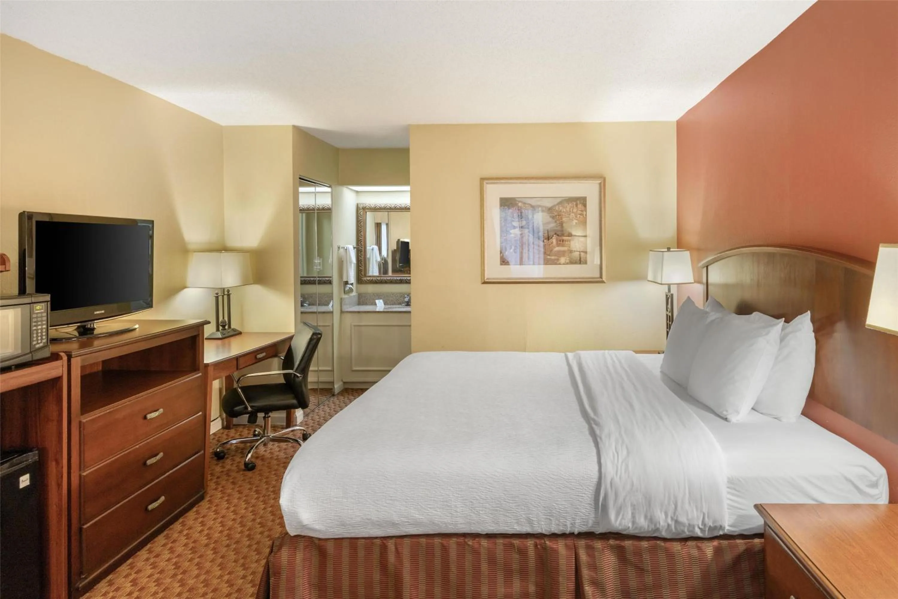 King Room with Exterior Entrance - Smoking in Best Western Hickory