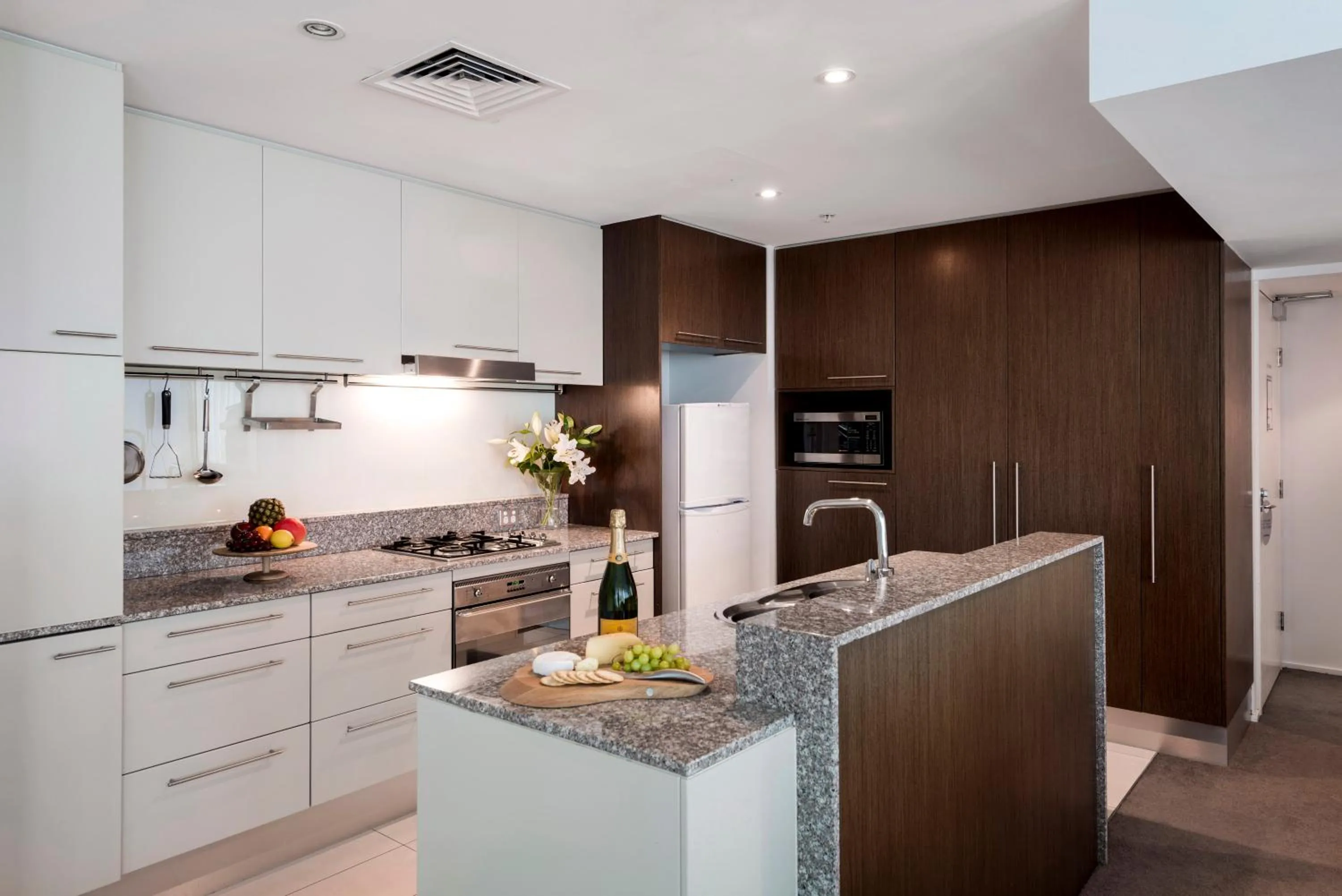 Three-Bedroom Apartment in Oaks Brisbane Aurora Suites