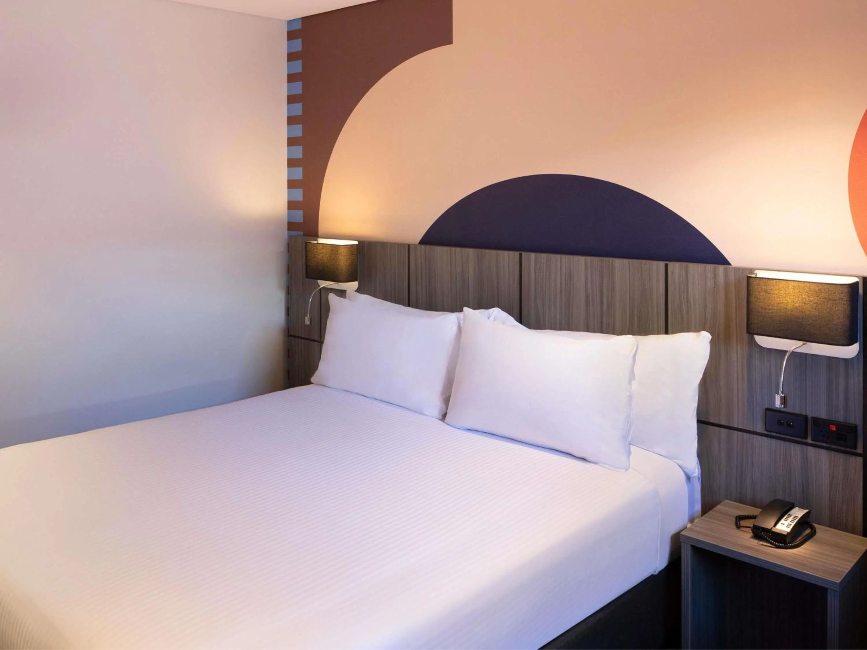 Deluxe Queen Room in ibis Styles Sydney Central