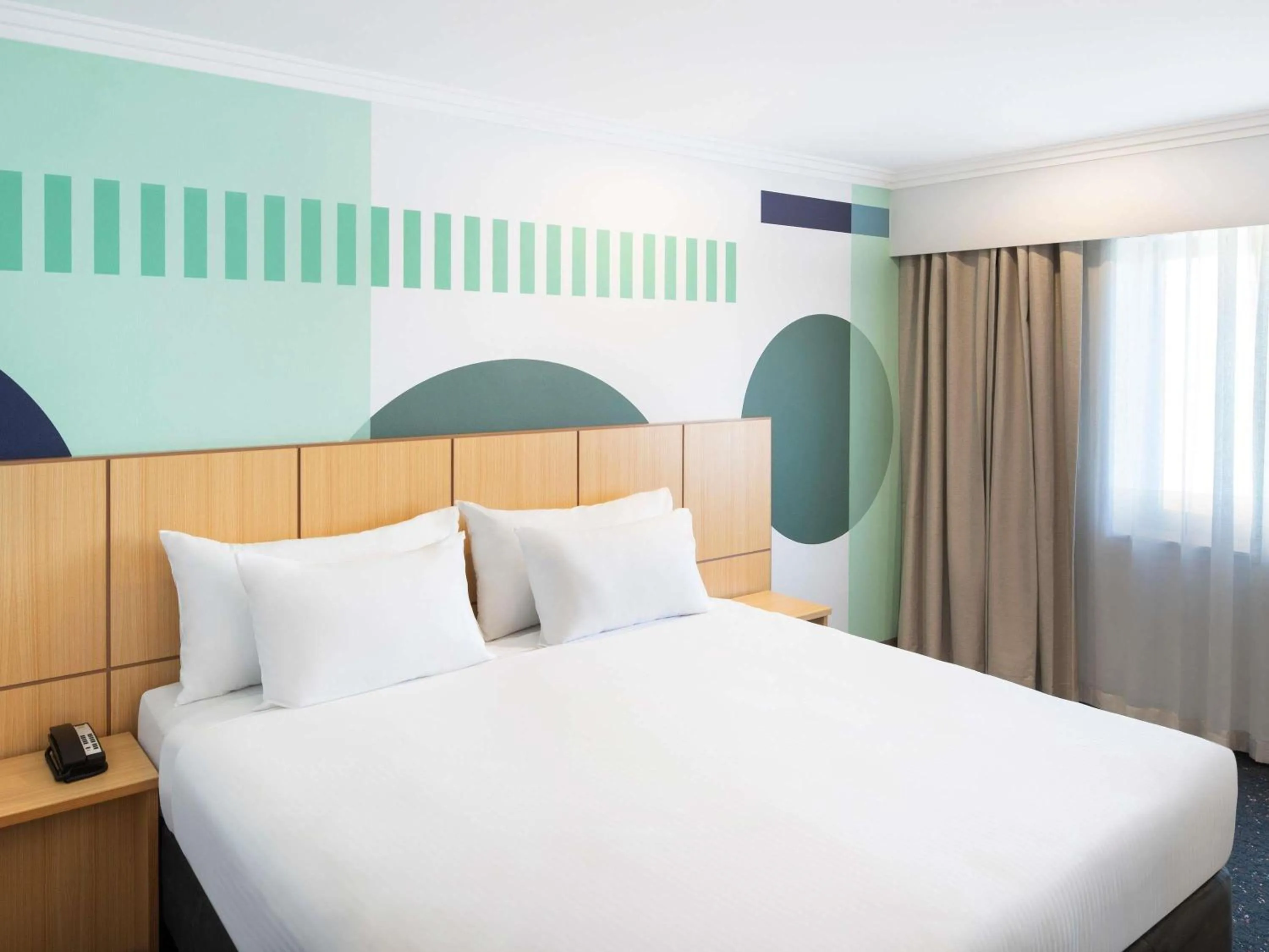Superior King Room in ibis Styles Sydney Central