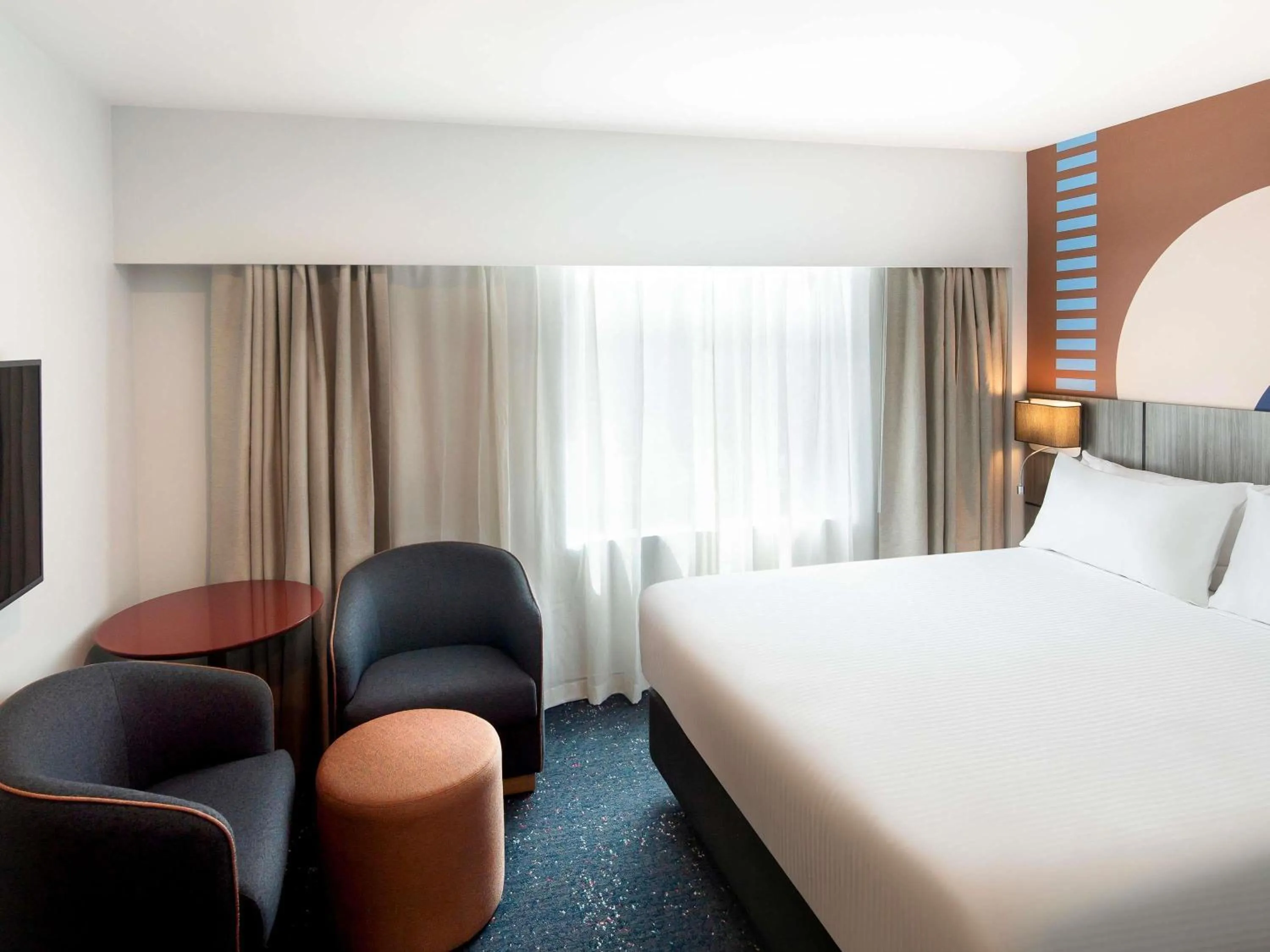 Deluxe king bed room in ibis Styles Sydney Central