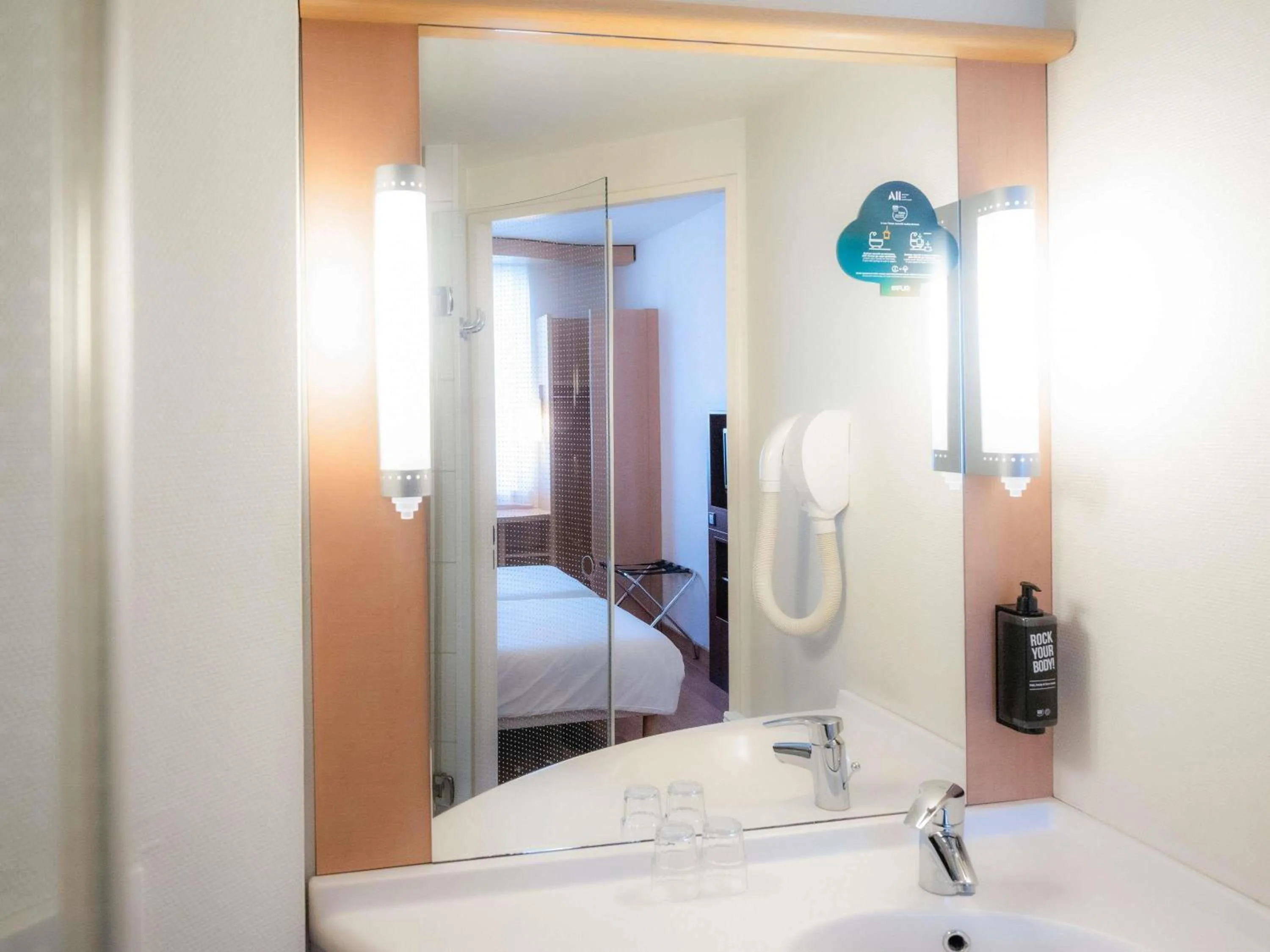 Standard Family Room with One Double Bed and One Single Bed in Ibis Kraków Stare Miasto